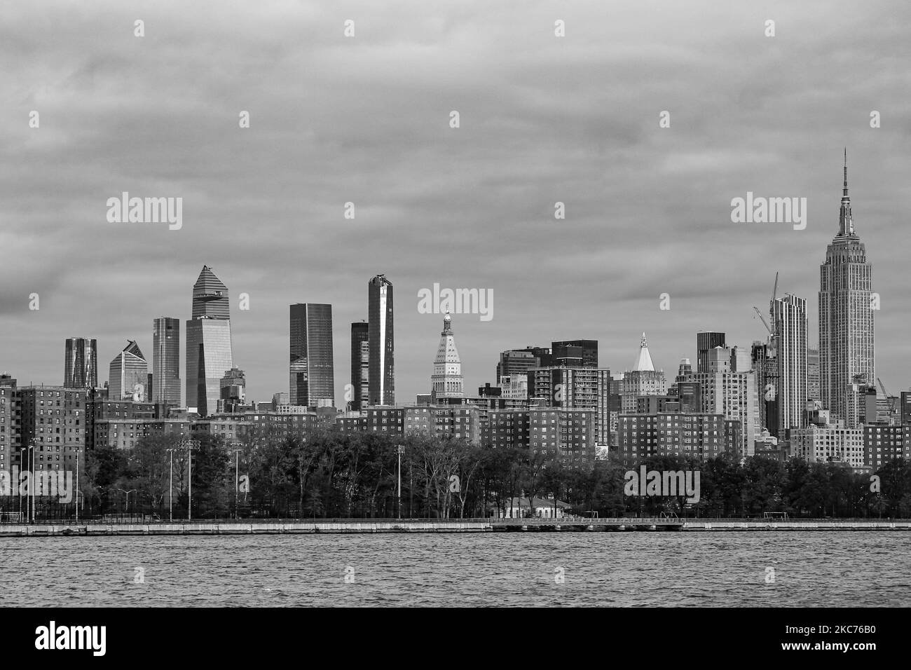 (ANMERKUNG DER REDAKTION: Bild wurde in Schwarzweiß umgewandelt) Panorama der Skyline von New York City, am frühen Morgen spektakuläre Aussicht auf die magische Stunde vor Sonnenaufgang. Manhattan Bürogebäude, Wolkenkratzer, Lower Manhattan Innenstadt von NY, das gesamte Finanzviertel, wie über den East River von Brooklyn aus gesehen. New York, USA am 2020. Februar (Foto von Nicolas Economou/NurPhoto) Stockfoto