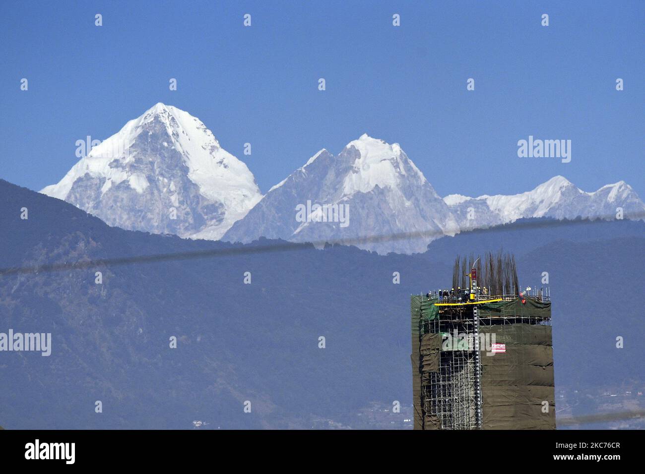 Arbeiter, die an der Endphase des im Bau befindlichen historischen Dharahara-Turms als Berg Dorje Lakhpa arbeiten, wurden am Freitag, den 8. Januar 2021, in Kathmandu, Nepal, im Hintergrund gesehen. Dharahara-Turm, der während des verheerenden Erdbebens von 2015 zerstört wurde. (Foto von Narayan Maharjan/NurPhoto) Stockfoto