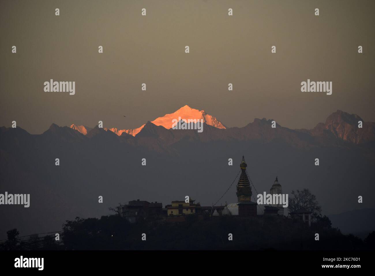 Swayambhunath Stupa und im Hintergrund schön Mt. Langtang Ranges bei klarem Wetter gesehen, wie nach gefährlichen Luftverschmutzung in Kathmandu, Nepal am Freitag, 8. Januar 2021. (Foto von Narayan Maharjan/NurPhoto) Stockfoto