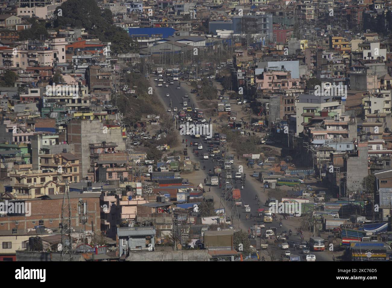 Eine Luftaufnahme der Stadtlandschaften zusammen mit Fahrzeugen, die bei klarem Wetter wie nach dem gefährlichen Luftverschmutzungsniveau in Kathmandu, Nepal, am Freitag, 8. Januar 2021 gesehen wurden. (Foto von Narayan Maharjan/NurPhoto) Stockfoto