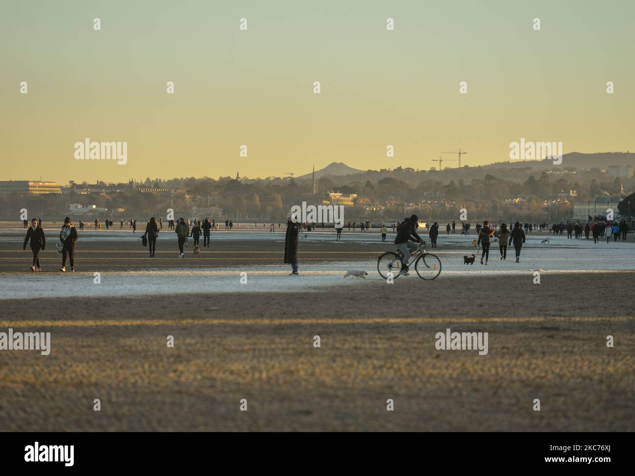 Während der Covid-19-Sperre auf Stufe 5 genießen die Menschen einen Spaziergang am Samstagnachmittag und sportliche Aktivitäten am Sandymount Strand in Dublin. Heute Abend meldete das Gesundheitsministerium 4.843 neue Covid-19-Fälle und 9 Todesfälle für die Republik Irland, ein Rückgang im Vergleich zu den letzten Tagen. Am Samstag, den 9. Januar 2021, in Dublin, Irland. (Foto von Artur Widak/NurPhoto) Stockfoto