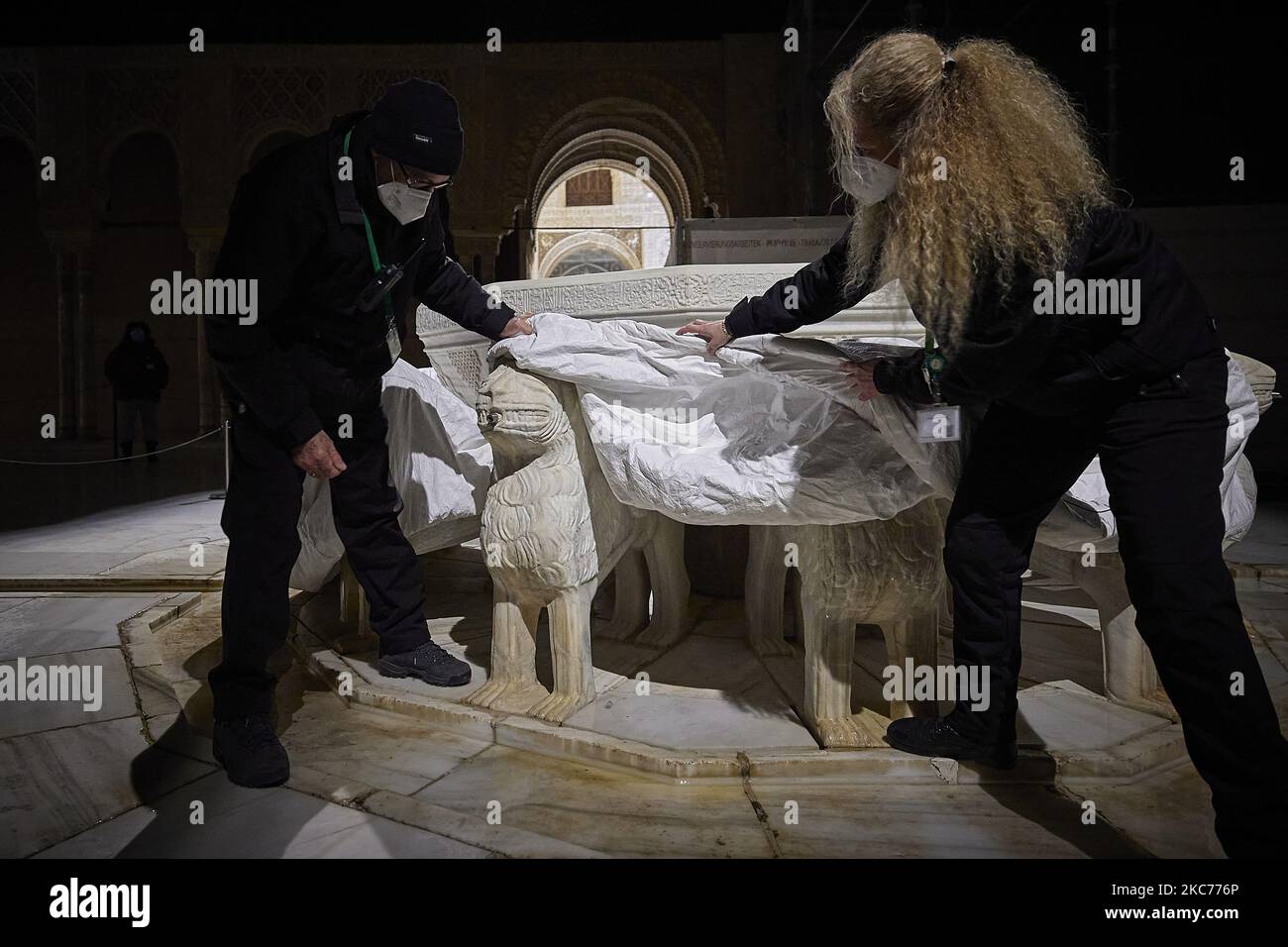 Die Arbeiter der Alhambra schützen die Löwen des berühmten Löwenbrunnens in der Alhambra mit einer speziellen thermischen Abdeckung aufgrund der niedrigen Temperaturen, die mit dem Sturm Filomena am 9. Januar 2020 in Granada, Spanien, erwartet werden. Spanien ist am zweiten Tag aufgrund des Sturms Filomena, der ungewöhnlich kaltes Wetter und starken Schneefall gebracht hat, in Alarmstufe Rot. Der Löwenbrunnen im Patio de los Leones de la Alhambra wurde nach 10 Jahren Restaurierung aufgrund des schlechten Zustands der Wasserkreisläufe und des Zeitverlaufes wieder eröffnet und erfordert besondere Sorgfalt, um erhebliche Schäden zu vermeiden. (Foto von Fermin RO Stockfoto