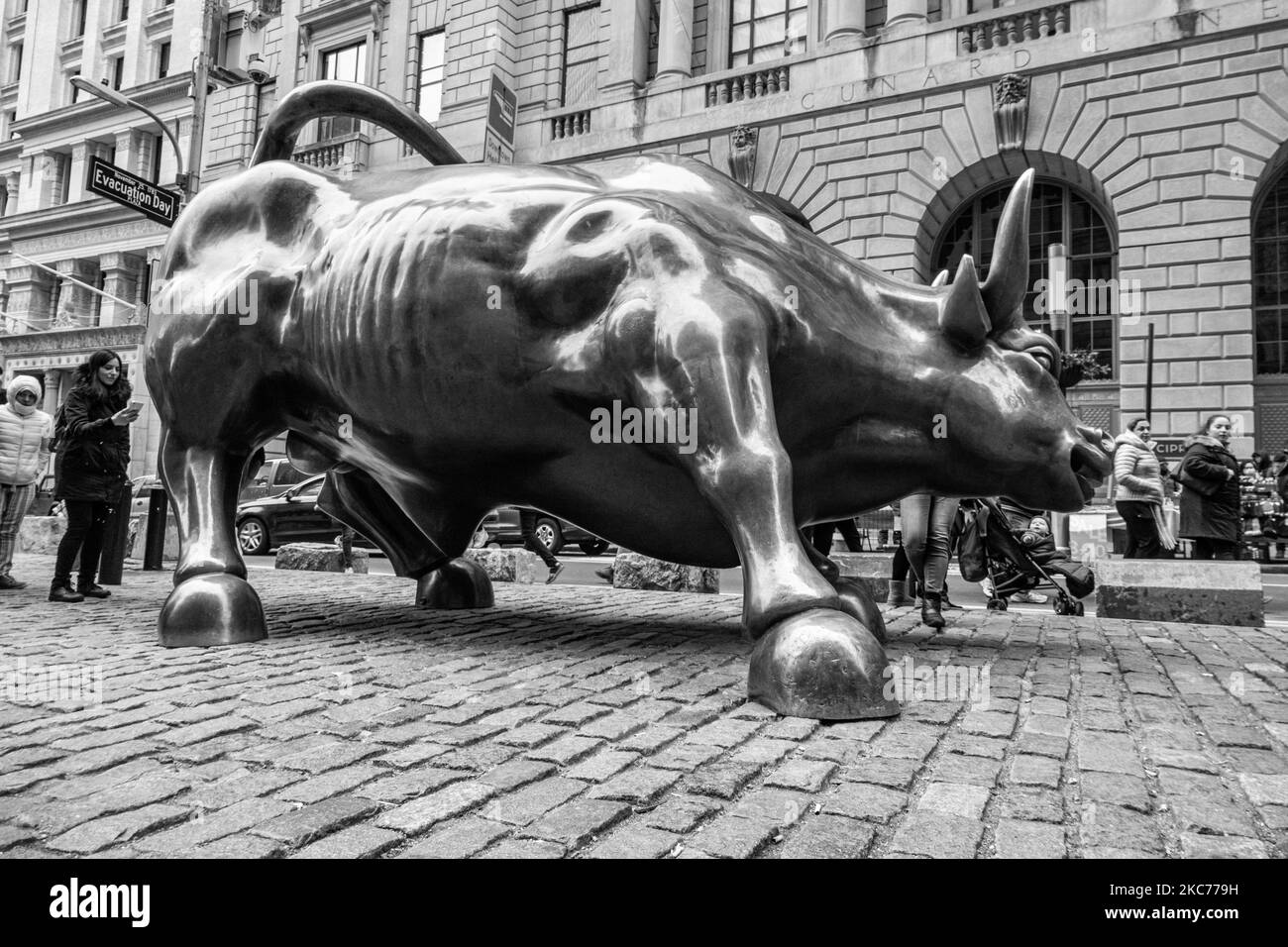 Schwarz-Weiß-Schwarzweißbild der Bronze-Skulptur Charging Bull, auch bekannt als Wall Street Bull oder Bowling Green Bull in New York City, mit Touristen, die Fotos machen, da es ein Wahrzeichen, ein Touristenziel ist, Eine beliebte Attraktion und Symbol für Wall Street und Financial District sowie mit aggressivem finanziellen Optimismus und Wohlstand, Reichtum und Glück, befindet sich am Broadway im Financial District von Manhattan. Es wurde von Arturo Di Modica im Jahr 1989 geschaffen. New York, USA am 2019. November (Foto von Nicolas Economou/NurPhoto) Stockfoto