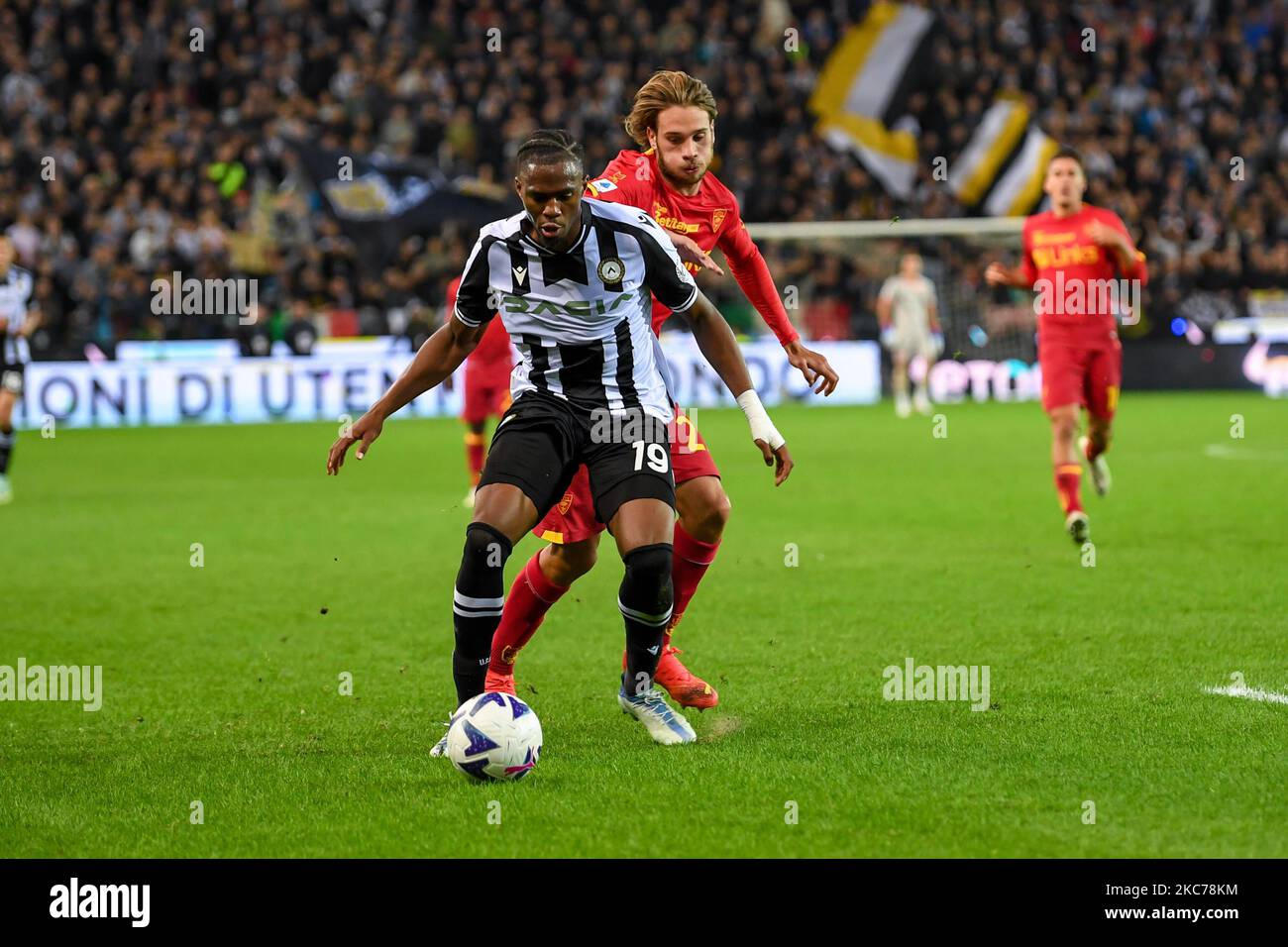 4. November 2022, Udine, Italien: Udines Kingsley Ehizibue in Aktion während des spiels der italienischen Fußballserie A Udinese Calcio gegen US Lecce im Stadion Friuli - Dacia Arena in Udine, Italien, 04. November 2022.ANSA/ALESSIO MARINI (Bildnachweis: © ANSA via ZUMA Press) Bildnachweis: Zuma Press/Alamy Live News Stockfoto