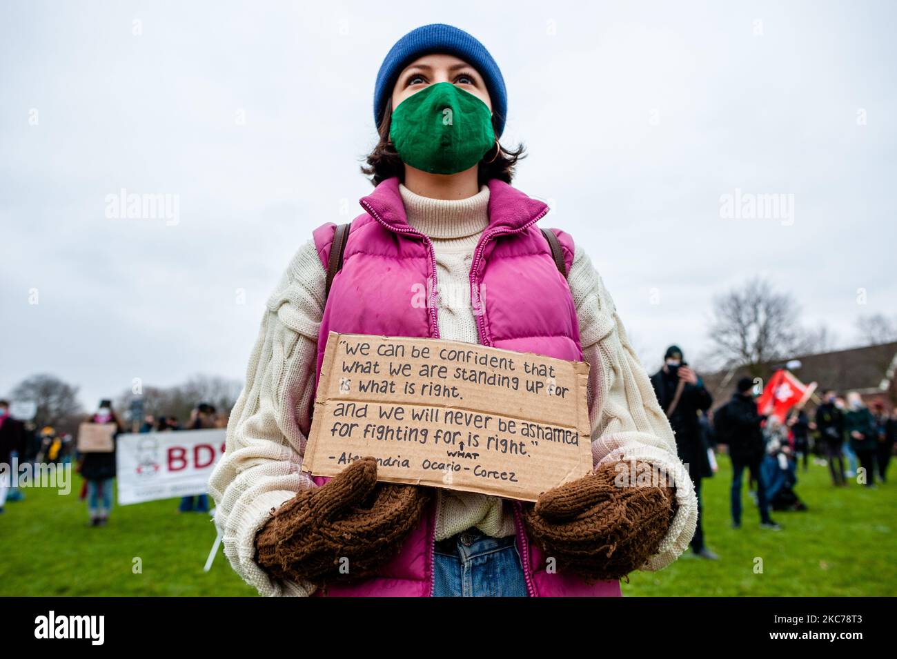 Eine Frau hält ein Plakat mit einem Text von Alexandria Ocasio Cortez während einer Demonstration gegen den Faschismus in Amsterdam, Niederlande, am 10.. Januar 2021. Nach dem „Putschversuch“ am US-Kapitolgebäude, bei dem fünf Menschen starben, organisierten mehrere Organisationen in Amsterdam eine Demonstration gegen den Faschismus. Hunderte von Menschen versammelten sich im Westerpark, um gegen den Aufstieg der rechtsextremen Bewegung in Europa und den USA zu protestieren. (Foto von Romy Arroyo Fernandez/NurPhoto) Stockfoto