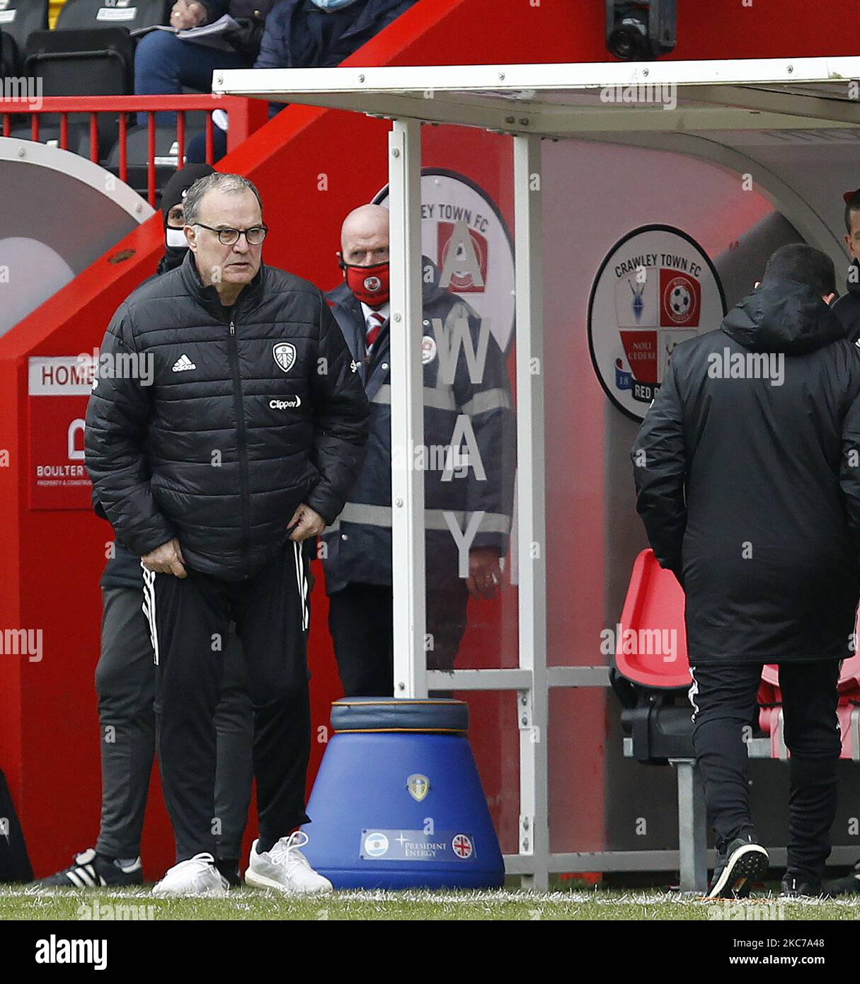 Marcelo Bielsa, Managerin von Leeds United, zeigt sich bei der dritten Runde des FA Cup zwischen Crawley Town und Leeds United am 10.. Januar 2021 im People's Pension Stadium in Crawley, Großbritannien frustriert (Foto by Action Foto Sport/NurPhoto) Stockfoto