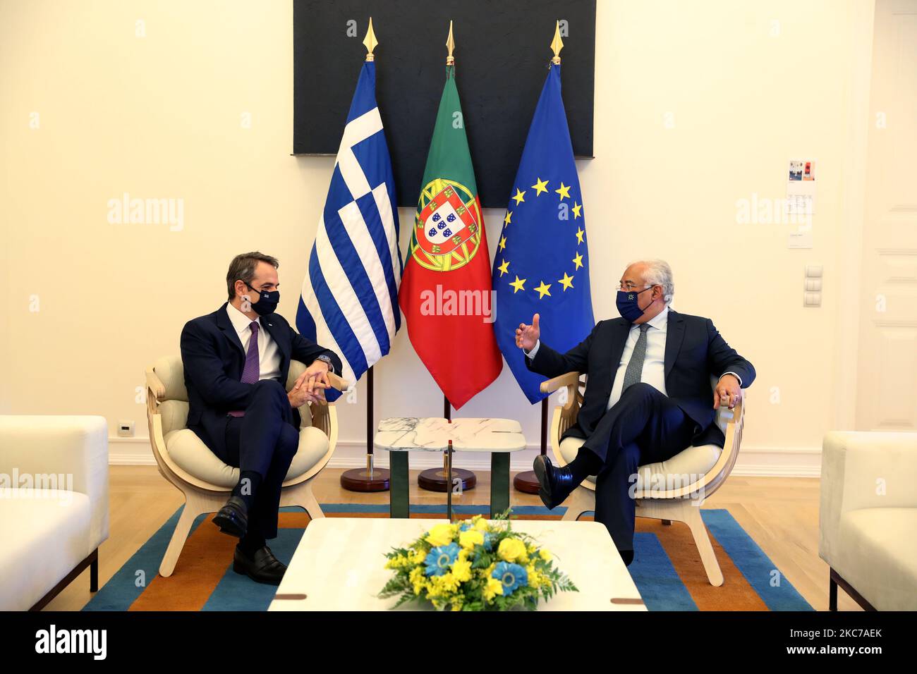 Der portugiesische Premierminister Antonio Costa (R) chattet mit seinem griechischen Amtskollegen Kyriakos Mitsotakis während ihres Treffens am 11. Januar 2021 im Sao Bento Palast in Lissabon, Portugal. (Foto von Pedro FiÃºza/NurPhoto) Stockfoto