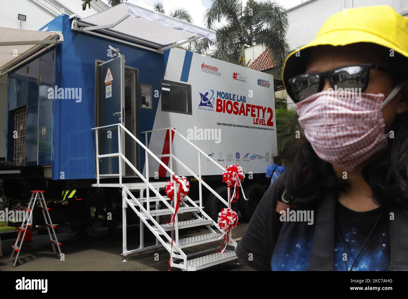 Eine Frau mit einer Maske steht in der Nähe eines Fahrzeugs des mobilen Labors BSL-2 (Biosicherheitsstufe 2) in Bogor, West Java, 11. Januar 2021. Biosicherheitsstufe 2 Mobiles Labor zur Unterstützung des Prozesses oder zur Verfolgung, Prüfung und Beschleunigung der Bemühungen, die Ausbreitung von Covid-19 in Bogor City zu stoppen (Foto von Adriana Adie/NurPhoto) Stockfoto