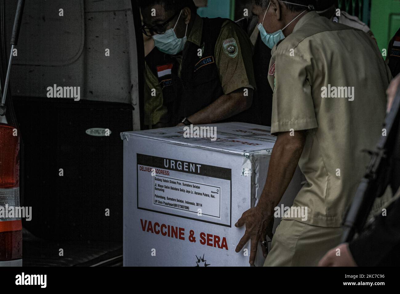 Die Beamten bringen den Sinovac-Impfstoff Covid-19 aus dem Impfstofflagerraum in ein Auto, um es am Dienstag, den 11. Januar 2021, im Impfstofflager (Kühlraum) des Gesundheitsdienstes in Palembang, Südsumatra, zu verteilen. Die Verteilung des Sinovac-Impfstoffes Covid-19 wird an die beiden Regionen gesendet, die den Impfstoff der ersten Stufe erhalten, nämlich Palembang City mit 23.600 Dosen und Ogan Komering Ilir Regency (OKI) mit 6.400 Dosen. (Foto von Sigit Prasetya/NurPhoto) Stockfoto