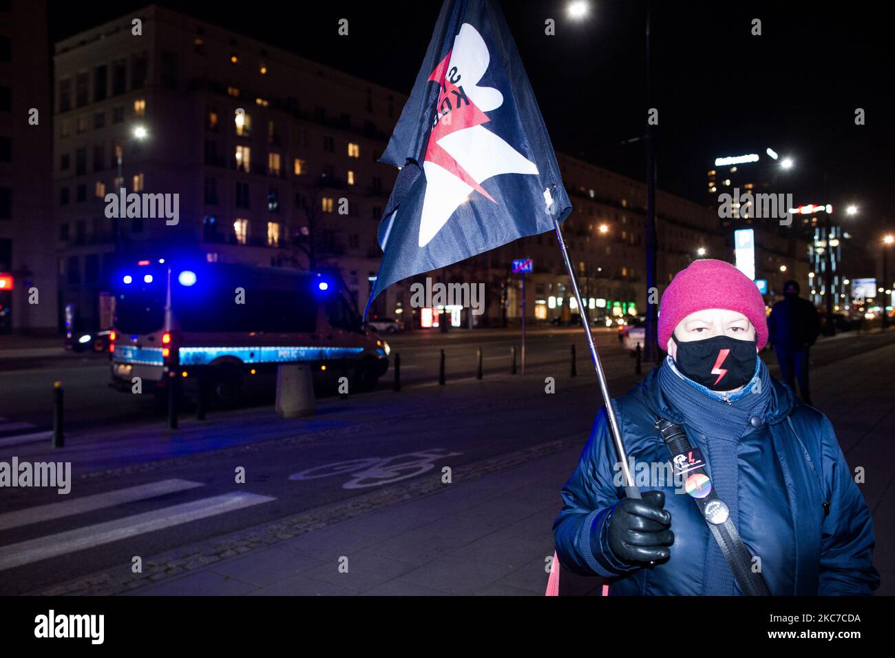 Am 11. Januar 2021 marschierte eine Gruppe überwiegend junger feministischer Aktivisten durch Warschau, um für die Rechte der Frau zu protestieren (Foto: Piotr Lapinski/NurPhoto) Stockfoto