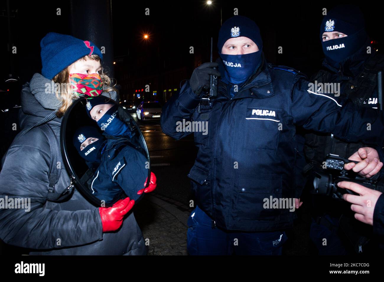 Am 11. Januar 2021 marschierte eine Gruppe überwiegend junger feministischer Aktivisten durch Warschau, um für die Rechte der Frau zu protestieren (Foto: Piotr Lapinski/NurPhoto) Stockfoto