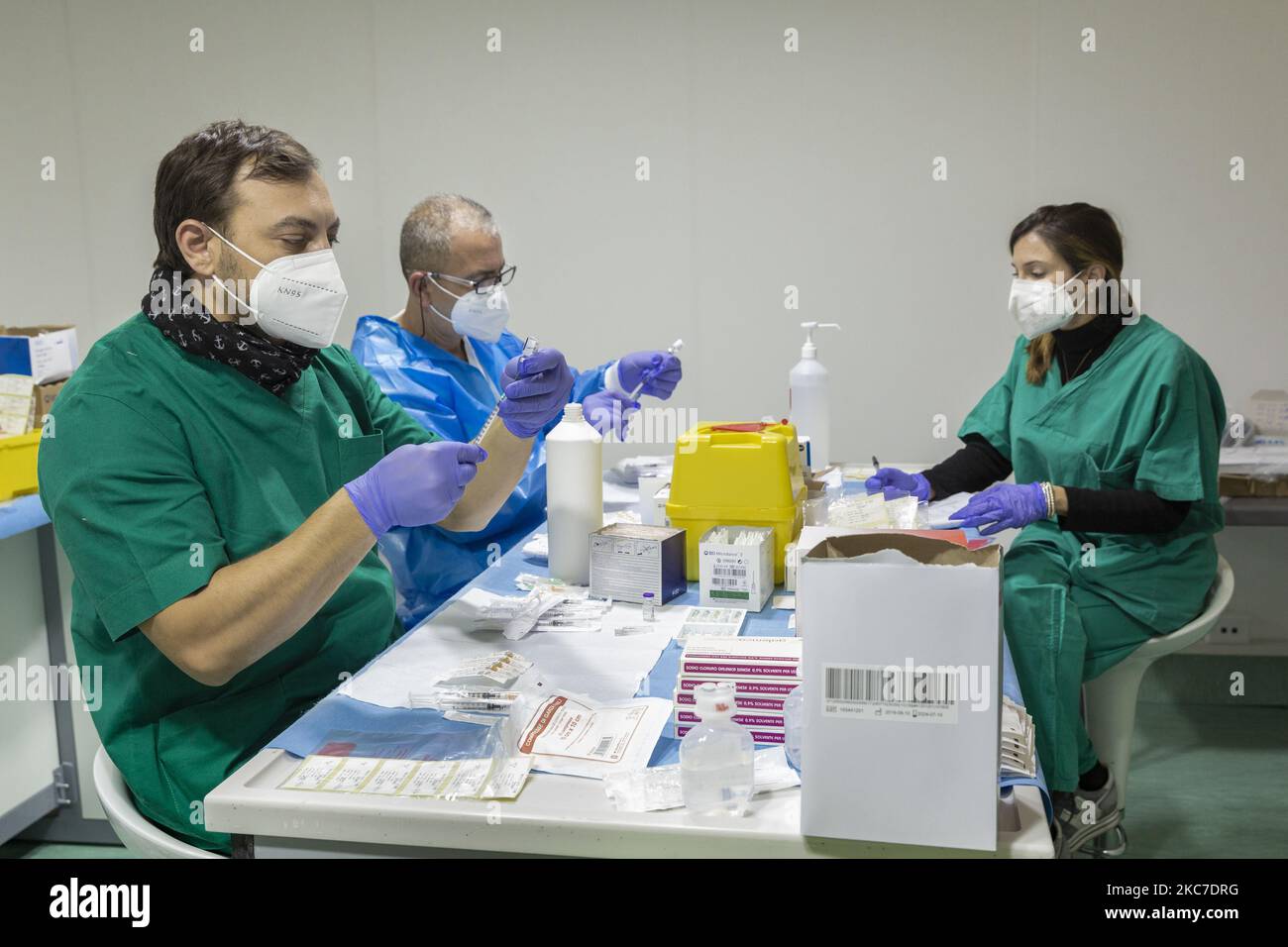 Mitarbeiter im Gesundheitswesen erhalten am 10. Januar 2021 den Impfstoff Pfizer-BioNtech Coronavirus in der Impfstelle in der Nähe des Veranstaltungsortes „Mostra d'Oltremare“ in Neapel, Italien. (Foto von Fabio Burrelli/NurPhoto) Stockfoto