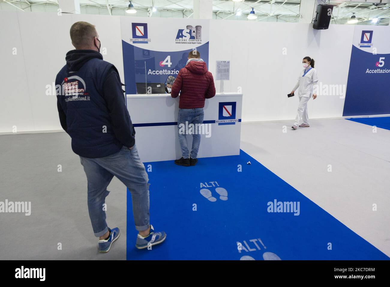 Mitarbeiter im Gesundheitswesen erhalten am 10. Januar 2021 den Impfstoff Pfizer-BioNtech Coronavirus in der Impfstelle in der Nähe des Veranstaltungsortes „Mostra d'Oltremare“ in Neapel, Italien. (Foto von Fabio Burrelli/NurPhoto) Stockfoto