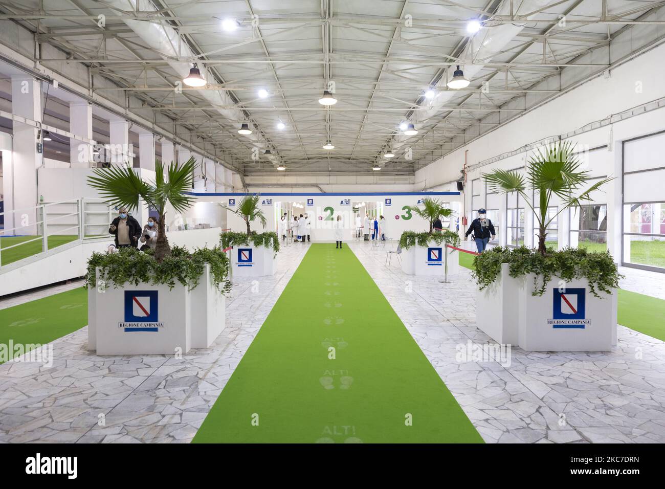 Mitarbeiter im Gesundheitswesen erhalten am 10. Januar 2021 den Impfstoff Pfizer-BioNtech Coronavirus in der Impfstelle in der Nähe des Veranstaltungsortes „Mostra d'Oltremare“ in Neapel, Italien. (Foto von Fabio Burrelli/NurPhoto) Stockfoto