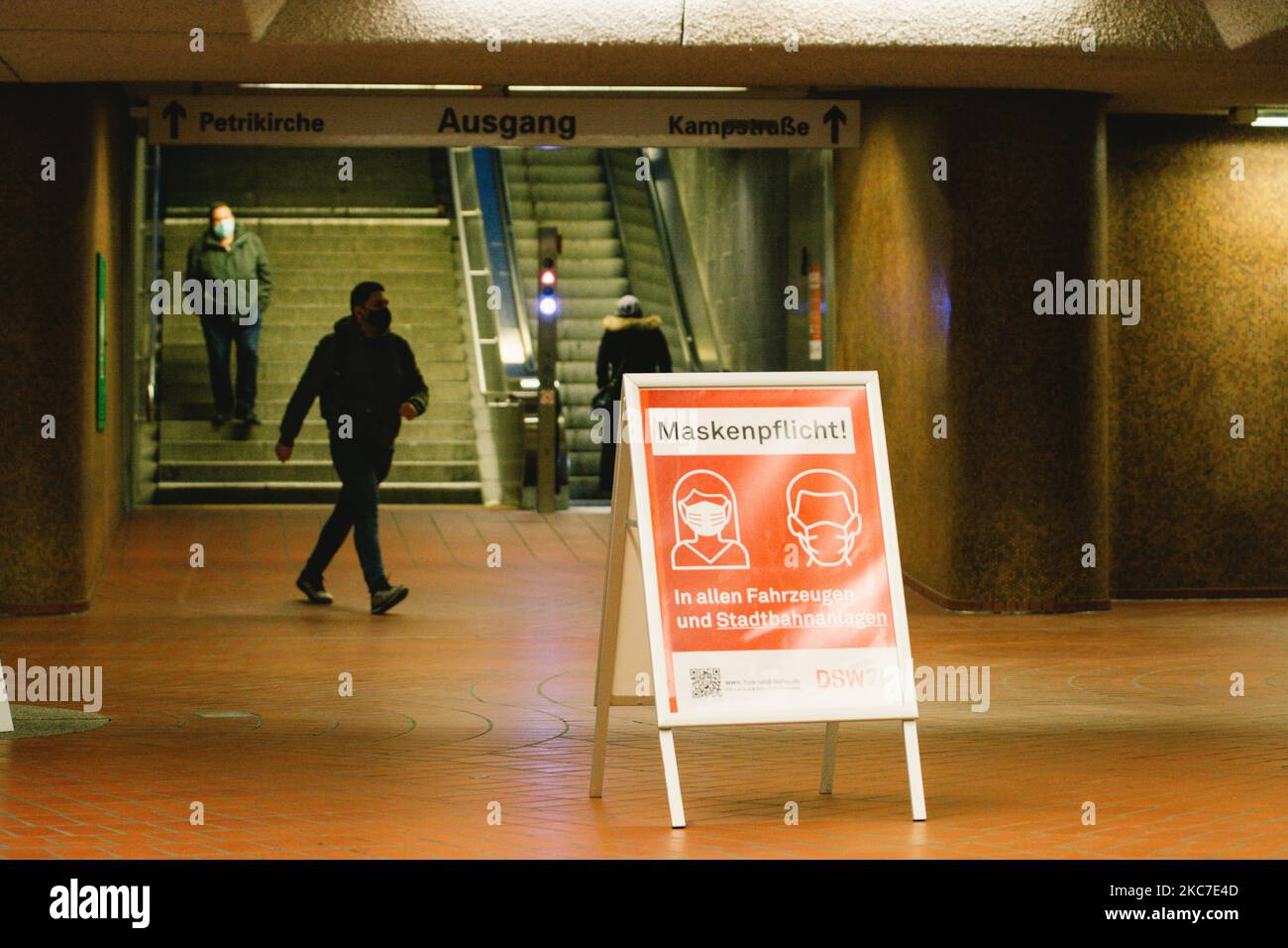 Das Maskenschild ist während der Coronavirus-Sperre am 13. Januar 2021 in der U-Bahn-Station in Dortmund zu sehen. (Foto von Ying Tang/NurPhoto) Stockfoto