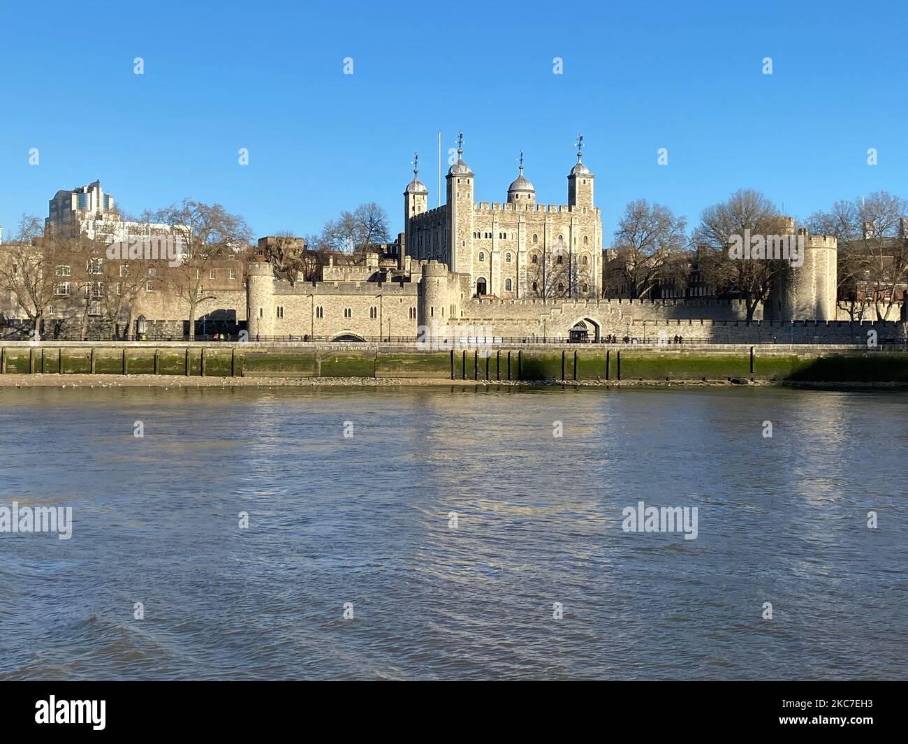 Der Blick auf den Tower of London gegen den blauen Himmel. England. Stockfoto