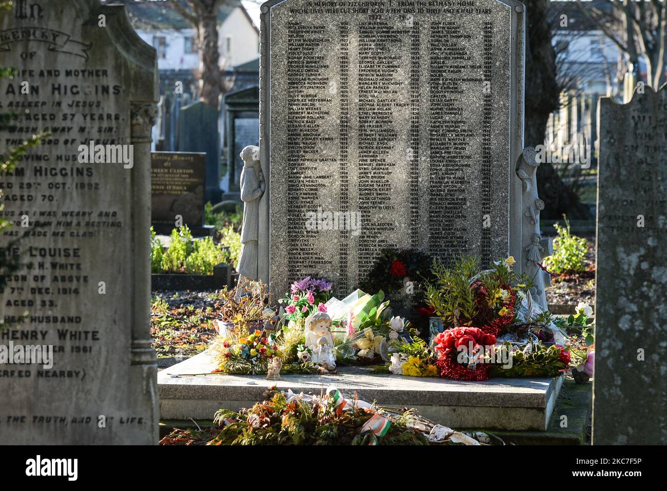 Ein Blick auf das Denkmal für mehr als 200 Kinder aus dem Bethany Mutter- und Kinderheim auf dem Friedhof Mount Jerome in Harold's Cross, Dublin. Taoiseach Micheal Martin (irischer Premierminister) hat gestern Abend eine wegweisende Entschuldigung an die Überlebenden von Mutter- und Babyhäusern abgegeben. Vor zwei Tagen wurde in Irland der lang erwartete Abschlussbericht der Untersuchungskommission für Mutter- und Babyhäuser veröffentlicht. Sie bestätigte, dass in den 18 untersuchten Häusern etwa 9.000 Kinder (zwischen 1922 und 1998) starben, etwa 15 % aller Kinder, die in den Institutionen waren. Am Donnerstag, den 14. Januar 2021, in Du Stockfoto