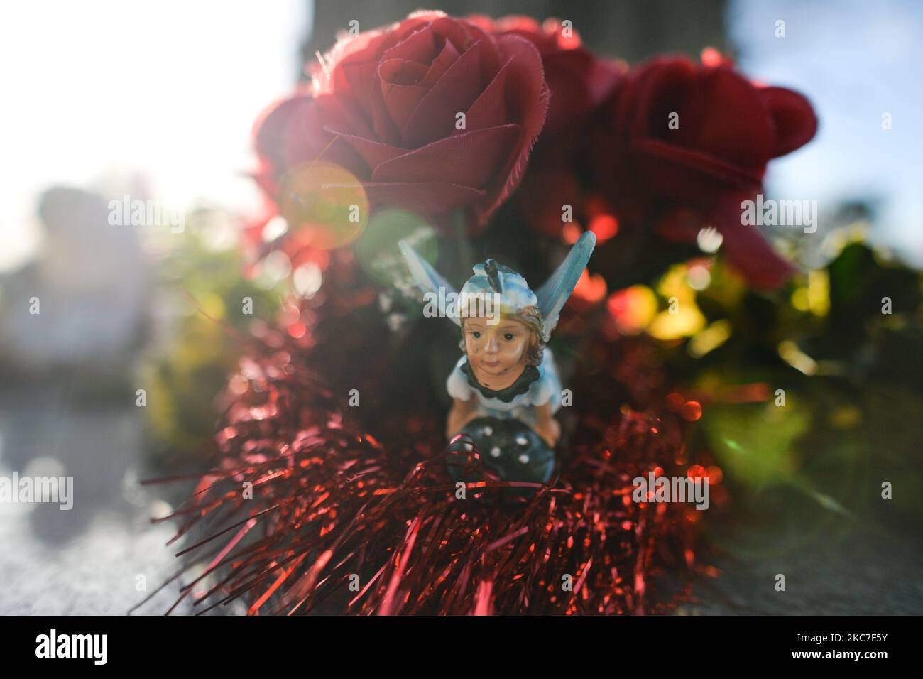 Figuren und Blumen, die an der Gedenkstätte für mehr als 200 Kinder aus dem Bethany Mutter- und Kinderheim auf dem Mount Jerome Friedhof in Harold's Cross, Dublin, zu sehen sind. Taoiseach Micheal Martin (irischer Premierminister) hat gestern Abend eine wegweisende Entschuldigung an die Überlebenden von Mutter- und Babyhäusern abgegeben. Vor zwei Tagen wurde in Irland der lang erwartete Abschlussbericht der Untersuchungskommission für Mutter- und Babyhäuser veröffentlicht. Sie bestätigte, dass in den 18 untersuchten Häusern etwa 9.000 Kinder (zwischen 1922 und 1998) starben, etwa 15 % aller Kinder, die in den Institutionen waren. Am Donnerstag, 14 Stockfoto