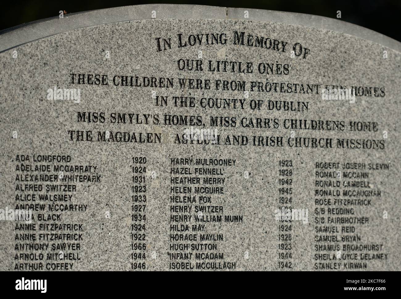 Ein Blick auf das Denkmal für mehr als 200 Kinder aus dem Bethany Mutter- und Kinderheim auf dem Friedhof Mount Jerome in Harold's Cross, Dublin. Taoiseach Micheal Martin (irischer Premierminister) hat gestern Abend eine wegweisende Entschuldigung an die Überlebenden von Mutter- und Babyhäusern abgegeben. Vor zwei Tagen wurde in Irland der lang erwartete Abschlussbericht der Untersuchungskommission für Mutter- und Babyhäuser veröffentlicht. Sie bestätigte, dass in den 18 untersuchten Häusern etwa 9.000 Kinder (zwischen 1922 und 1998) starben, etwa 15 % aller Kinder, die in den Institutionen waren. Am Donnerstag, den 14. Januar 2021, in Du Stockfoto