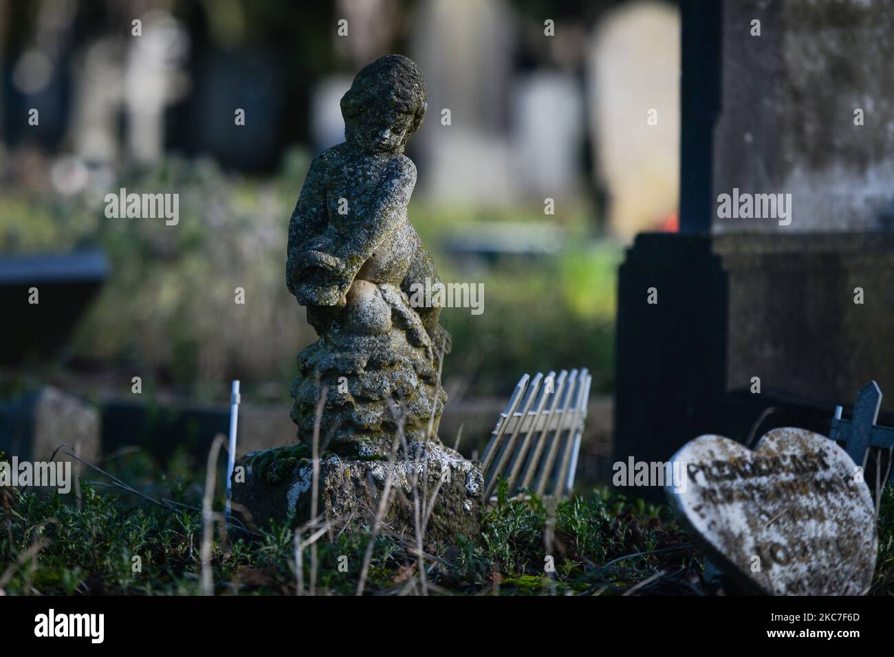 Eine Engelsfigur, die neben dem Denkmal zu Ehren von mehr als 200 Kindern aus dem Mutter- und Kinderheim von Bethany auf dem Friedhof Mount Jerome in Harold's Cross, Dublin, zu sehen ist. Taoiseach Micheal Martin (irischer Premierminister) hat gestern Abend eine wegweisende Entschuldigung an die Überlebenden von Mutter- und Babyhäusern abgegeben. Vor zwei Tagen wurde in Irland der lang erwartete Abschlussbericht der Untersuchungskommission für Mutter- und Babyhäuser veröffentlicht. Sie bestätigte, dass in den 18 untersuchten Häusern etwa 9.000 Kinder (zwischen 1922 und 1998) starben, etwa 15 % aller Kinder, die in den Institutionen waren. Donnerstags Stockfoto