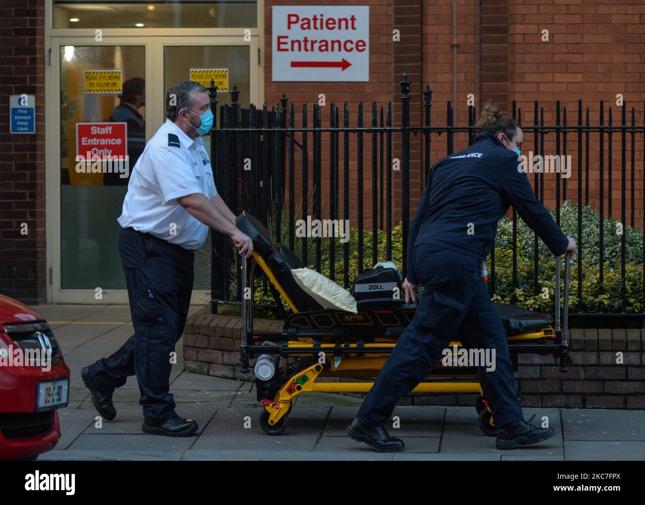 Sanitäter mit einer Ambulanzbahre, die vor dem Mater Private Hospital in Dublin während der dritten nationalen Sperre Irlands gesehen wurde. Das Gesundheitsministerium berichtete heute Abend über 3.955 neue Covid-19-Fälle für die Republik Irland und 28 Todesfälle. 1.789 Covid-19-Patienten waren in Krankenhäusern im ganzen Land, von denen 169 auf der Intensivstation sind. Am Donnerstag, den 14. Januar 2021, in Dublin, Irland. (Foto von Artur Widak/NurPhoto) Stockfoto