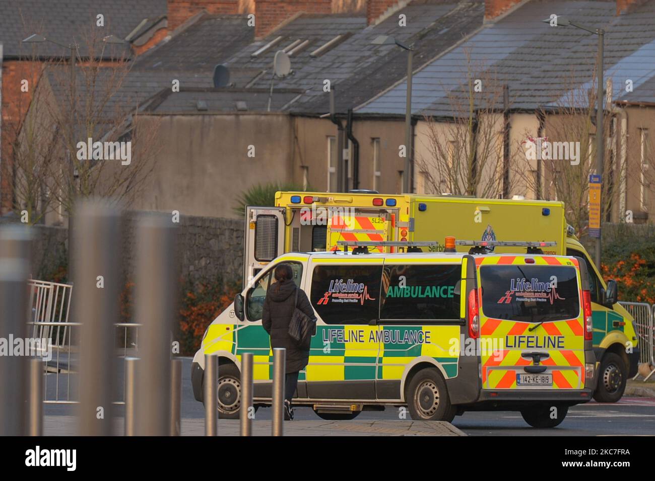 Zwei Krankenwagen in der Nähe der A- und E-Abteilung des Mater Misericordiae University Hospital in Dublin während der dritten nationalen Sperre Irlands. Das Gesundheitsministerium berichtete heute Abend über 3.955 neue Covid-19-Fälle für die Republik Irland und 28 Todesfälle. 1.789 Covid-19-Patienten waren in Krankenhäusern im ganzen Land, von denen 169 auf der Intensivstation sind. Am Donnerstag, den 14. Januar 2021, in Dublin, Irland. (Foto von Artur Widak/NurPhoto) Stockfoto