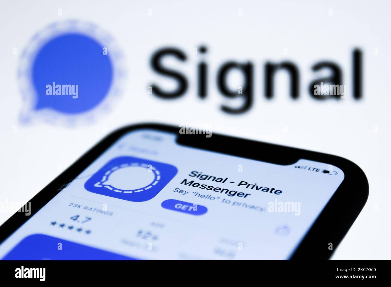 Das Signal-Logo im AppStore, das auf einem Telefonbildschirm angezeigt wird, und das Signal-Logo im Hintergrund sind auf diesem Illustrationsfoto zu sehen, das am 14. Januar 2021 in Polen aufgenommen wurde. Signal- und Telegram-Messenger-Apps wurden aufgrund der neuen WhatsApp-Datenschutzrichtlinie immer beliebter. (Foto-Illustration von Jakub Porzycki/NurPhoto) Stockfoto