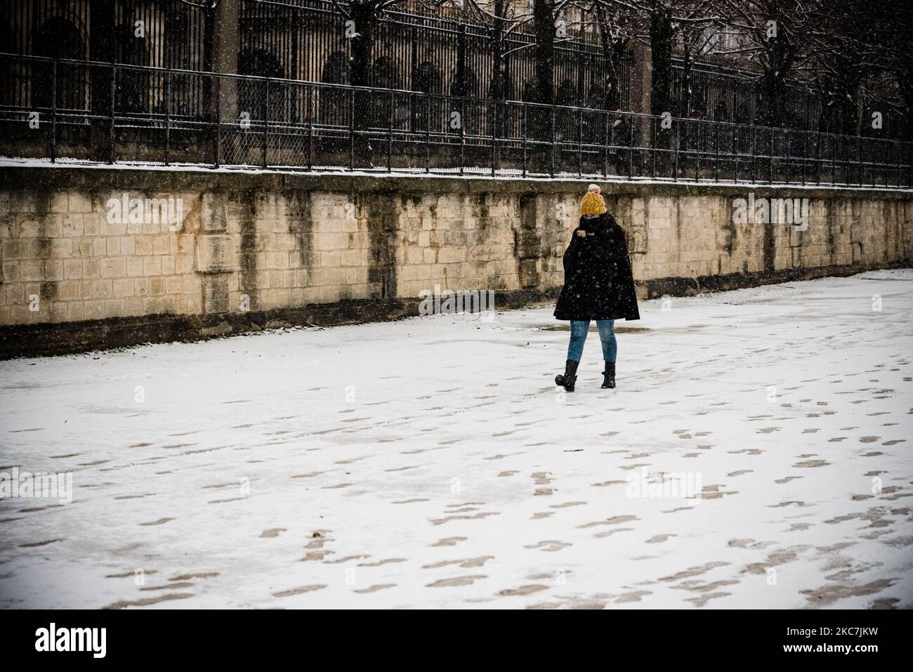 Am 16. Januar 2021, zum ersten Mal im Winter, bedeckte eine leichte Schneedecke die Stadt Paris im Laufe des Tages, sehr zur Freude der Pariser, wie hier im Jardin des Tuileries, Nur wenige Stunden bevor ab 6 Uhr eine neue Ausgangssperre zur Bekämpfung der COVID-19-Epidemie eingeführt wurde. (Foto von Samuel Boivin/NurPhoto) Stockfoto