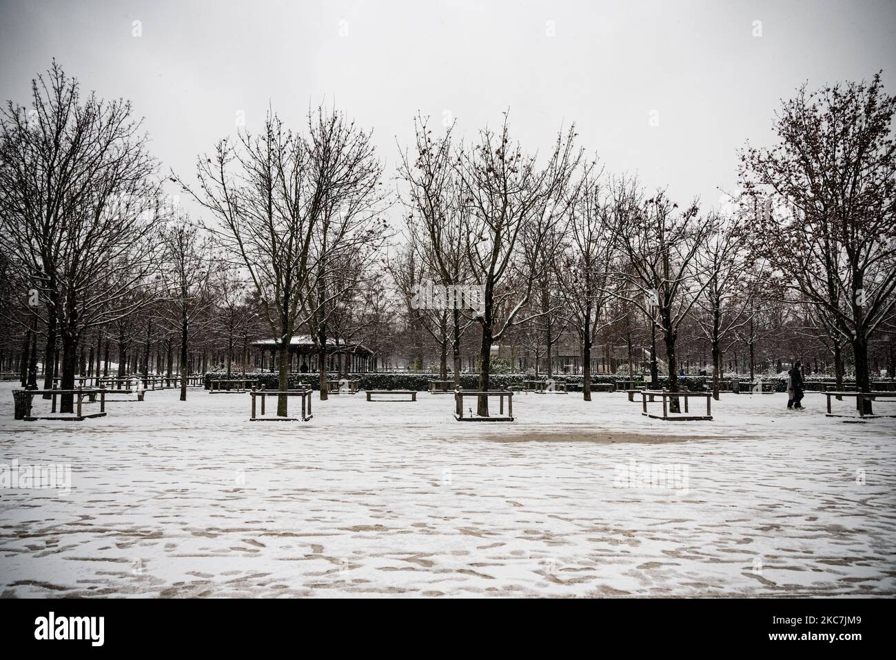 Am 16. Januar 2021, zum ersten Mal im Winter, bedeckte eine leichte Schneedecke die Stadt Paris im Laufe des Tages, sehr zur Freude der Pariser, wie hier im Jardin des Tuileries, Nur wenige Stunden bevor ab 6 Uhr eine neue Ausgangssperre zur Bekämpfung der COVID-19-Epidemie eingeführt wurde. (Foto von Samuel Boivin/NurPhoto) Stockfoto