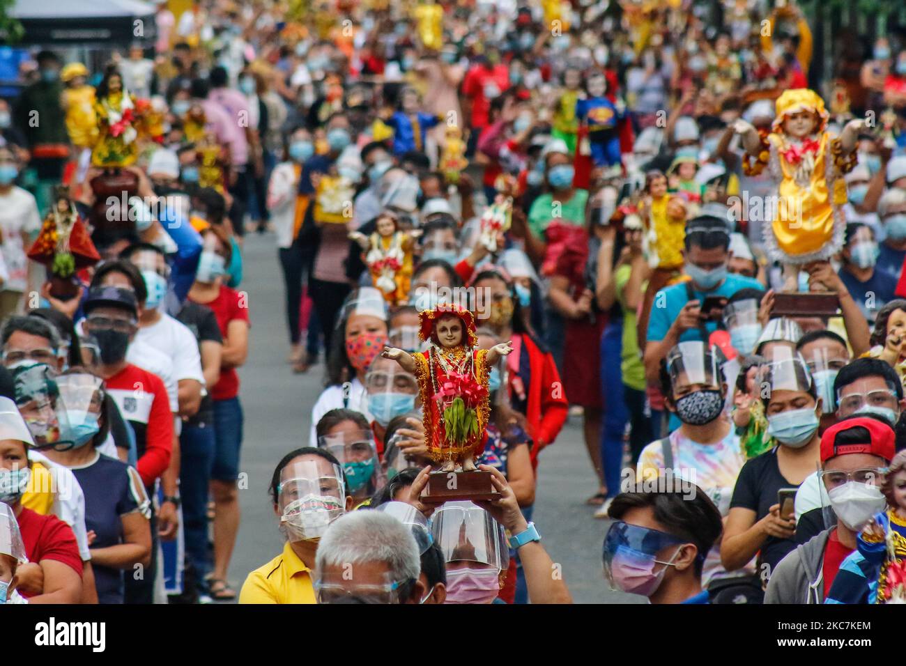 Anhänger des Jesuskindes, lokal bekannt als Santo Nino, nehmen am 17. Januar 2021 an der Messe in Tondo, Manila, Philippinen Teil. Die Regierung hat alle traditionellen Aktivitäten zur Feier des Festes von Santo Nino abgesagt, um massive Versammlungen wie Partys und Straßentanzungen zu vermeiden. Autoriten implementieren streng Gesundheitsprotokolle. (Foto von Ryan Eduard Benaid/NurPhoto) Stockfoto