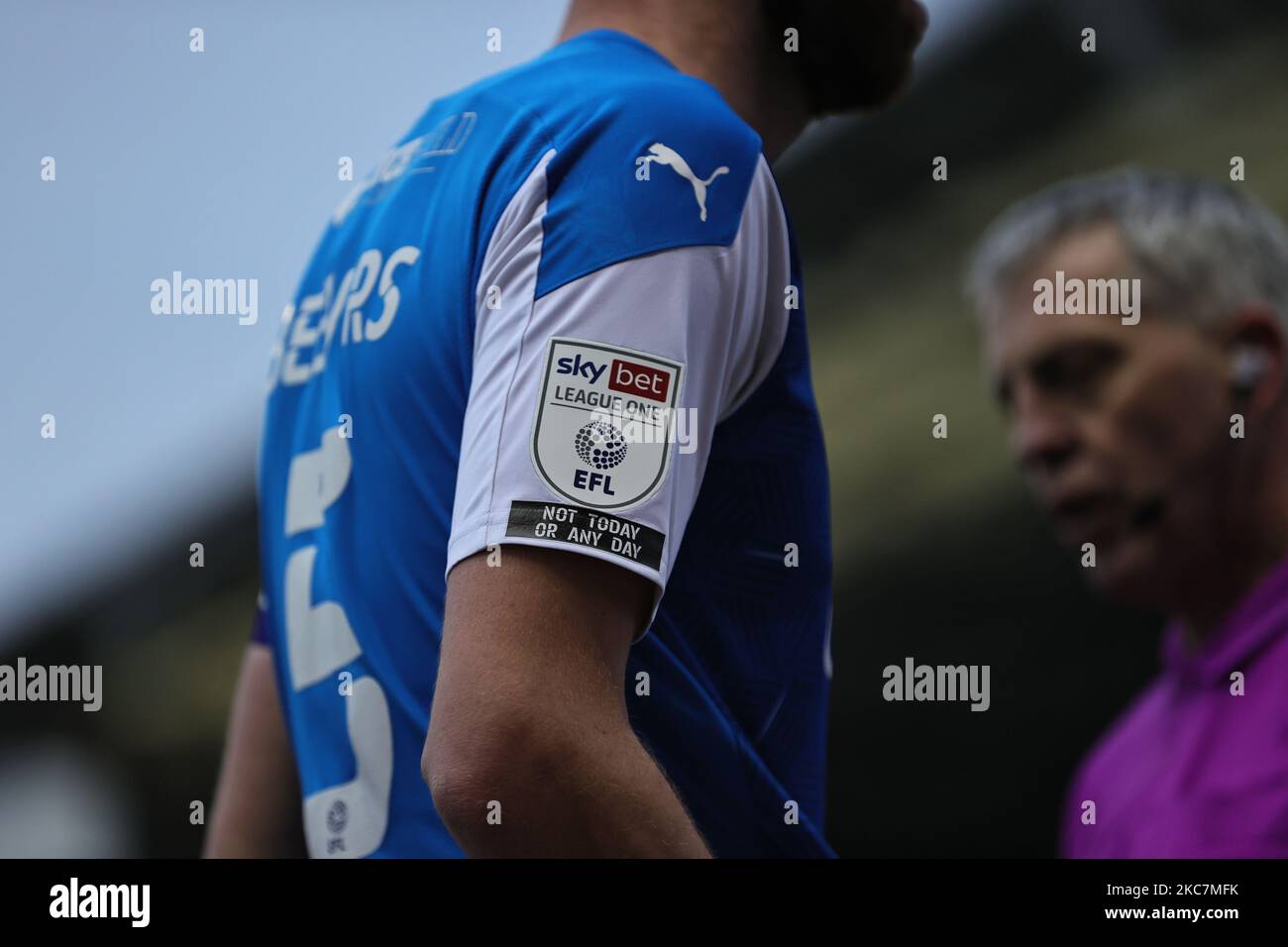 Eine detaillierte Ansicht des Skybet League One-Emblems auf dem Trikot von Mark Beevers von Peterborough United während des Sky Bet League 1-Spiels zwischen Peterborough und MK Dons am 16.. Januar 2021 in London Road, Peterborough, England. (Foto von James Holyoak/MI News/NurPhoto) Stockfoto