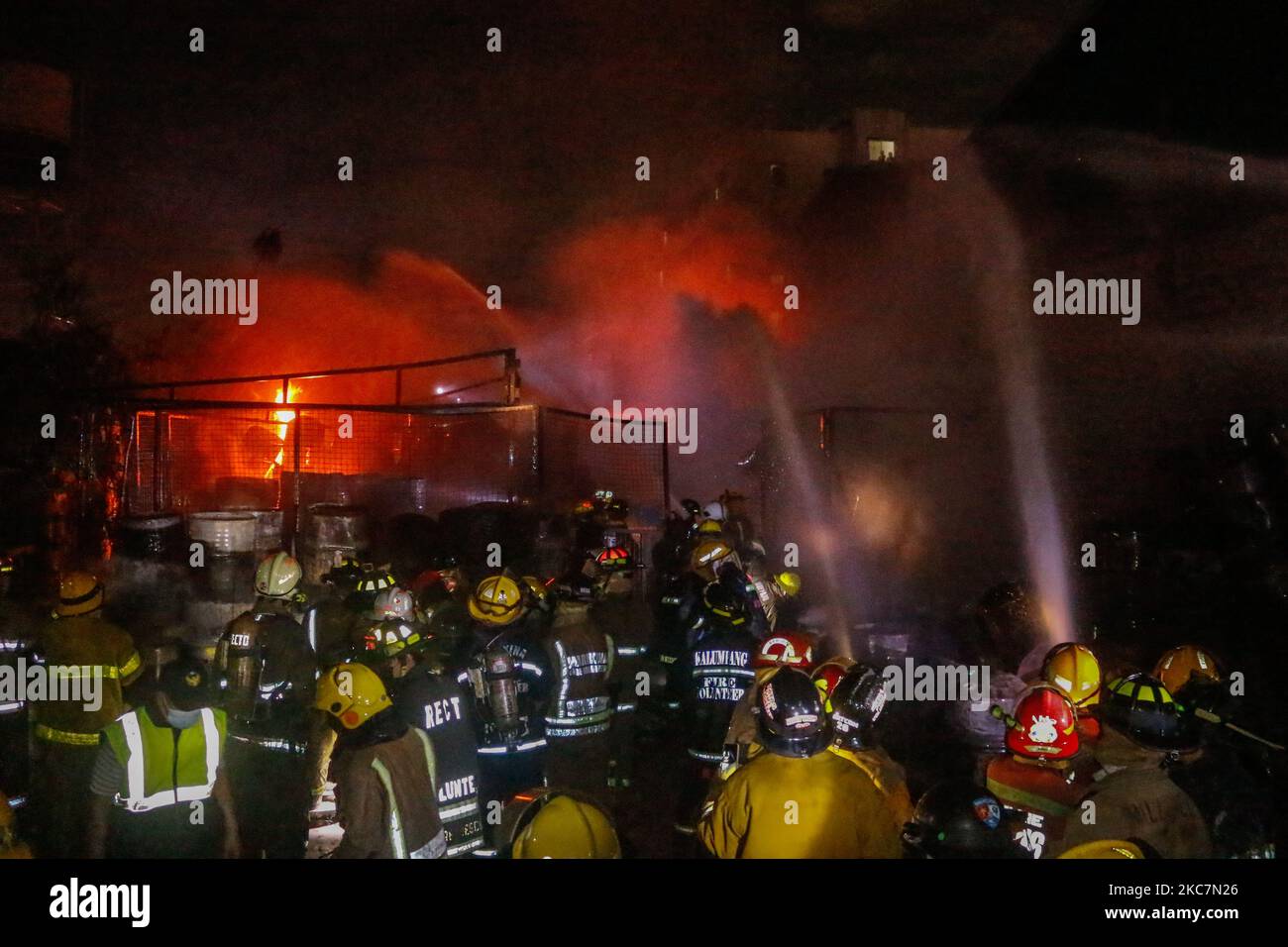 Heute Abend, 17. Januar 4. 2021, um 7:16 Uhr trifft ein Alarmbrand im Lackierlager in Pasig City, Philippinen. Wie die Behörden mitteilten, wird das Feuer gegen 9 Uhr unter Kontrolle gebracht. Die Hauptursache für einen Brand wird noch untersucht. (Foto von Ryan Eduard Benaid/NurPhoto) Stockfoto