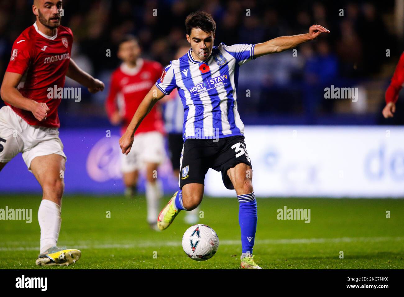 Reece James #33 von Sheffield Wednesday versucht beim Emirates FA Cup Spiel einen Torschuss Sheffield Wednesday vs Morecambe in Hillsborough, Sheffield, Großbritannien, 4.. November 2022 (Foto von Ben Early/News Images) Stockfoto