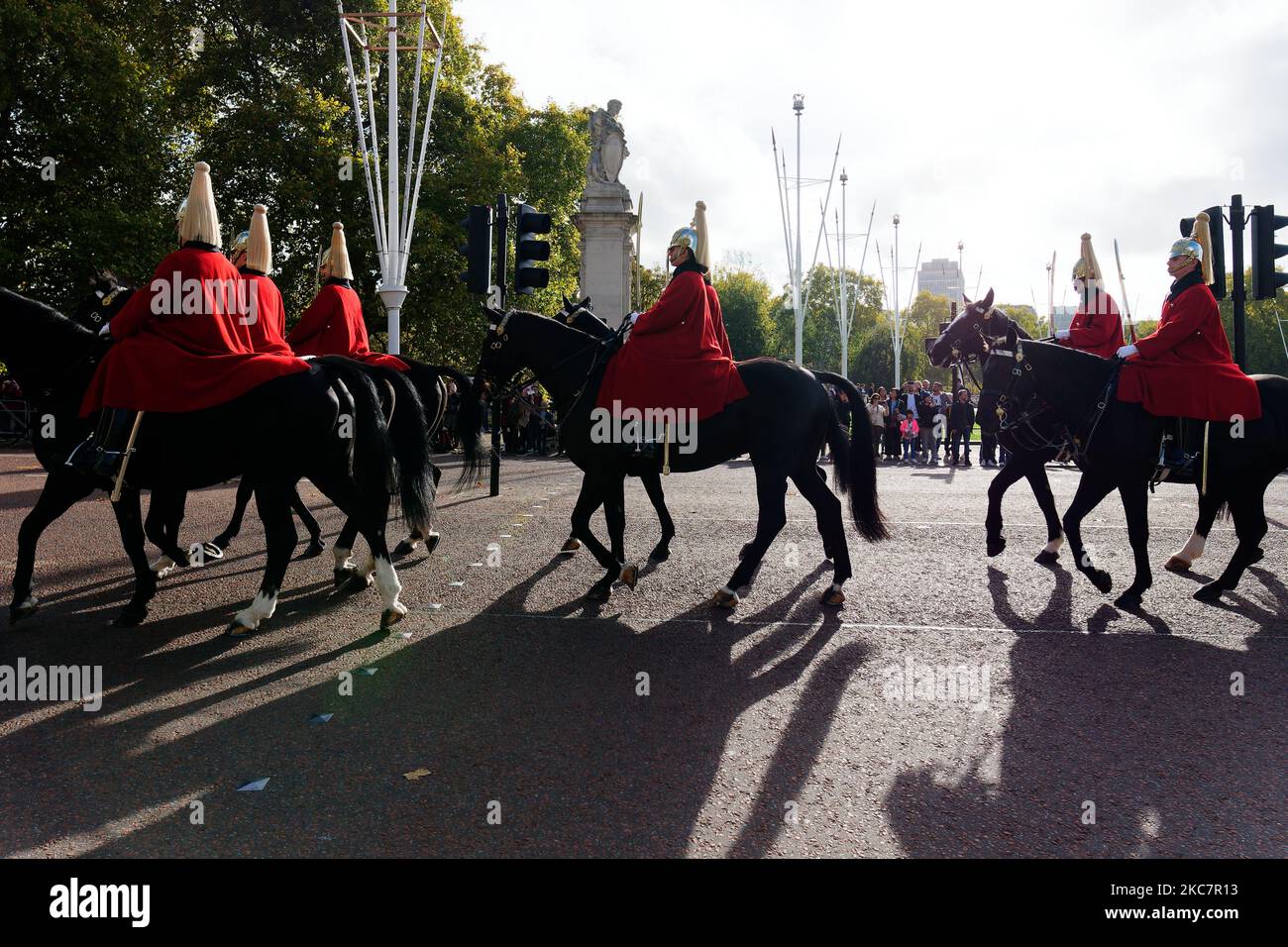 Die Queens Household Cavalry ist in der Mall Street auf einem Pferderücken Stockfoto