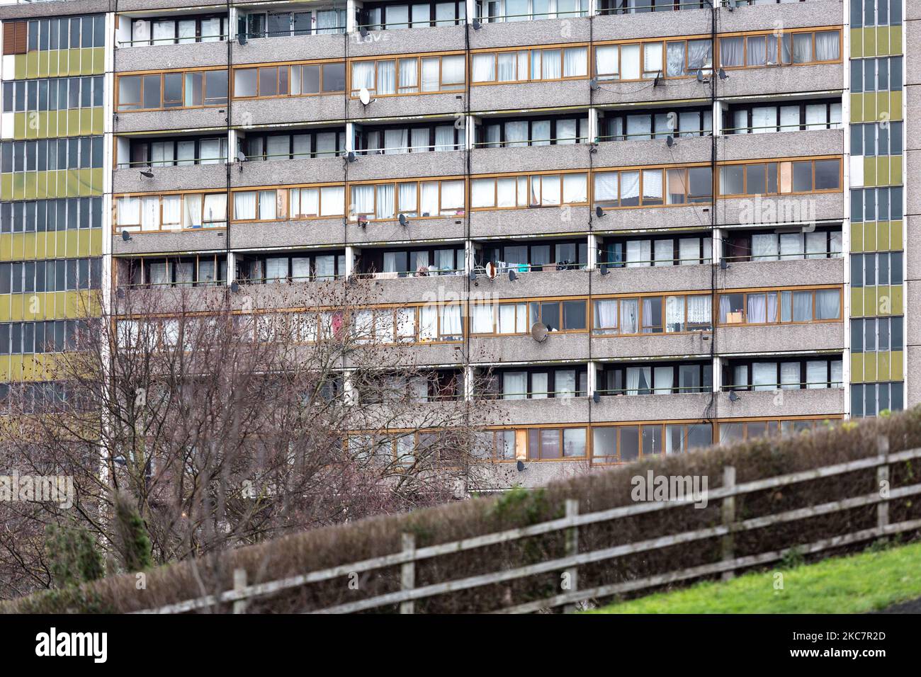 Der größtenteils beschädigte und unterinvestierte Wohnblock im Aylesbury Estate, einem der größten öffentlichen Anwesen in Europa, der jetzt wieder aufgebaut wird, da London angesichts der anhaltenden Coronavirus-Pandemie immer noch bezahlbaren Wohnraum benötigt - London, England, 18. Januar 2021. (Foto von Dominika Zarzycka/NurPhoto) Stockfoto