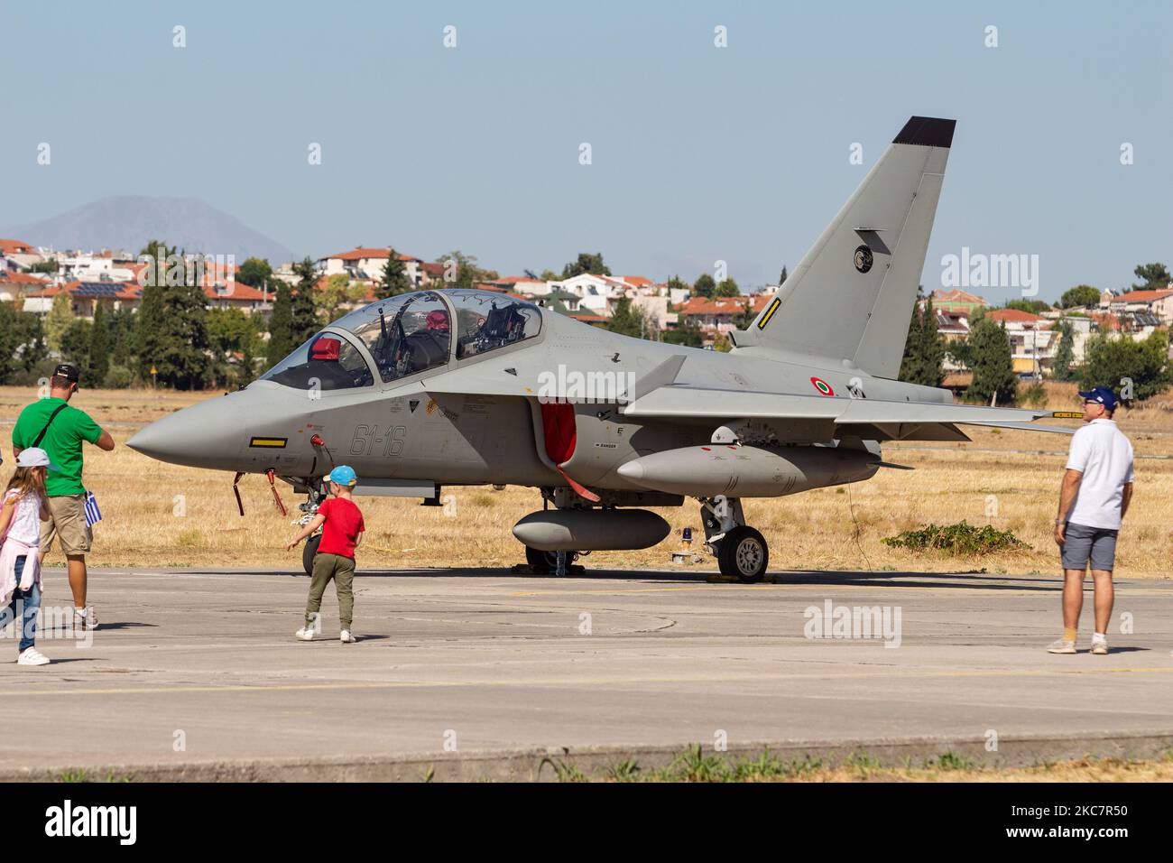 Alenia Aermacchi M-346 Master, ein zweimotoriges Jet-Flugzeug mit Trainer und leichter Angriff der italienischen Luftwaffe, wie auf dem Display zu sehen ist, das während der Flugwoche 2019 in Athen auf dem Asphalt des LGTG-Luftwaffenstützpunkts Tanagra bei Athen geparkt wurde. Der Militärjet wird in Italien von Alenia Aermacchi und Leonardo hergestellt. Die Hellenische Luftwaffe HAF kündigte im Januar 2021 an, 10 der israelischen M-346 Lavi-Varianten für den Einsatz als Trainer in einer neuen Flugschule zu erwerben. Flughafen Tanagra, Attika, Griechenland am 2019. September (Foto: Nicolas Economou/NurPhoto) Stockfoto