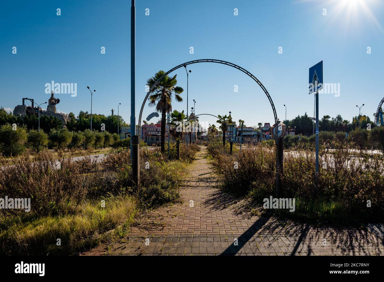 Parkplatz des Vergnügungsparks Miragica in einem Zustand der Verlassenheit nach dem Bankrott, in Molfetta, Italien am 19. Januar 2021. Miragica, der Vergnügungspark im Industriegebiet von Molfetta, ist endgültig tot, aufgrund des Bankrotts der Alfa Park Holding der Familie Zorzi, die sich jetzt in Auflösung befindet, und der Abwesenheit von Käufern, die an der Struktur interessiert sind. Miragica hatte Verluste in Höhe von 22,7 Millionen Euro angesammelt und das Nettowert war für 14,8 Millionen gegenüber Schulden in Höhe von fast 21 Millionen negativ. Molfetta sieht daher 5.000 m2 Beton und eine Wunde aus einer ökologischen statt einer wirtschaftlichen Stockfoto