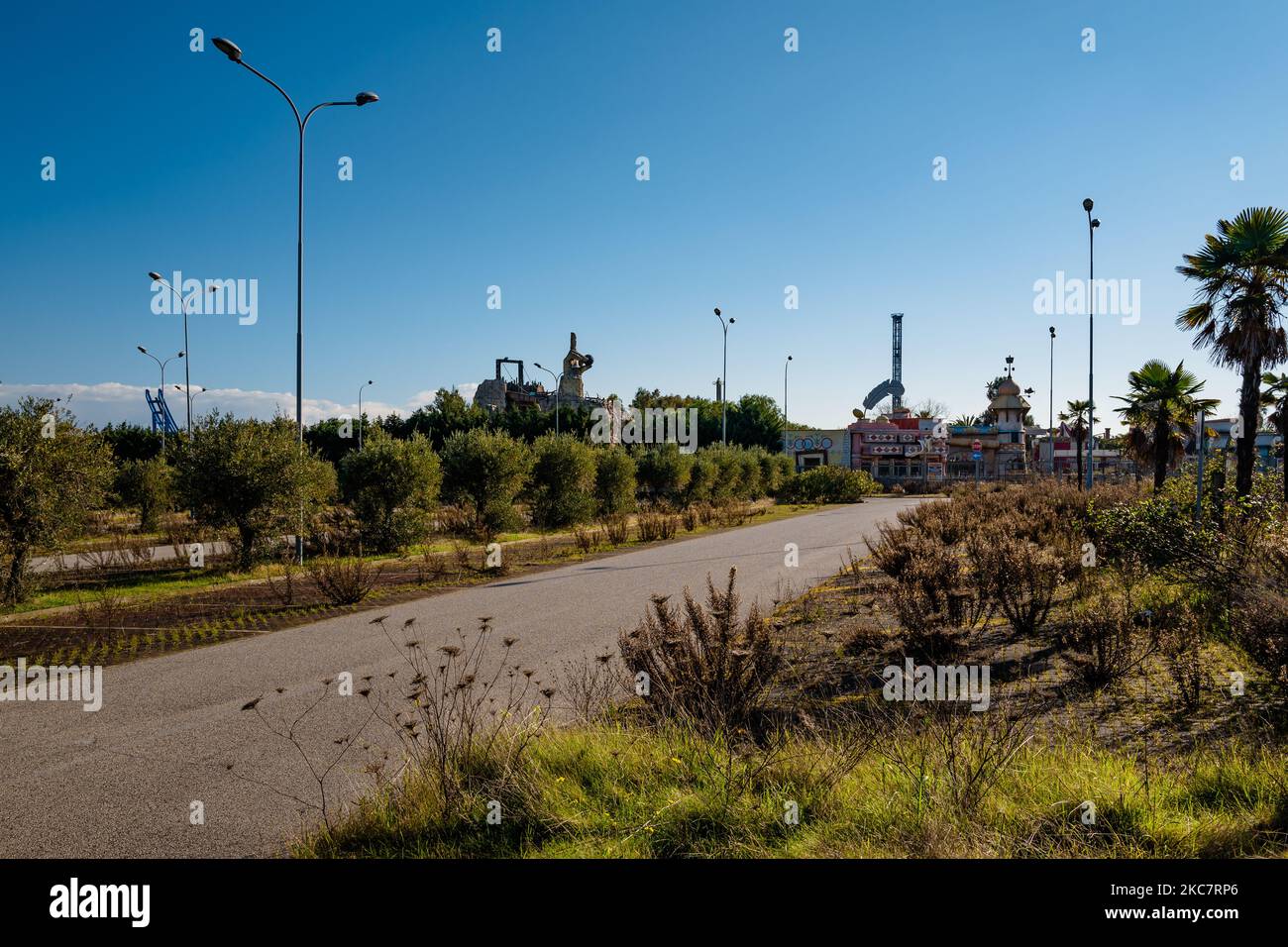 Parkplatz des Vergnügungsparks Miragica in einem Zustand der Verlassenheit nach dem Bankrott, in Molfetta, Italien am 19. Januar 2021. Miragica, der Vergnügungspark im Industriegebiet von Molfetta, ist endgültig tot, aufgrund des Bankrotts der Alfa Park Holding der Familie Zorzi, die sich jetzt in Auflösung befindet, und der Abwesenheit von Käufern, die an der Struktur interessiert sind. Miragica hatte Verluste in Höhe von 22,7 Millionen Euro angesammelt und das Nettowert war für 14,8 Millionen gegenüber Schulden in Höhe von fast 21 Millionen negativ. Molfetta sieht daher 5.000 m2 Beton und eine Wunde aus einer ökologischen statt einer wirtschaftlichen Stockfoto