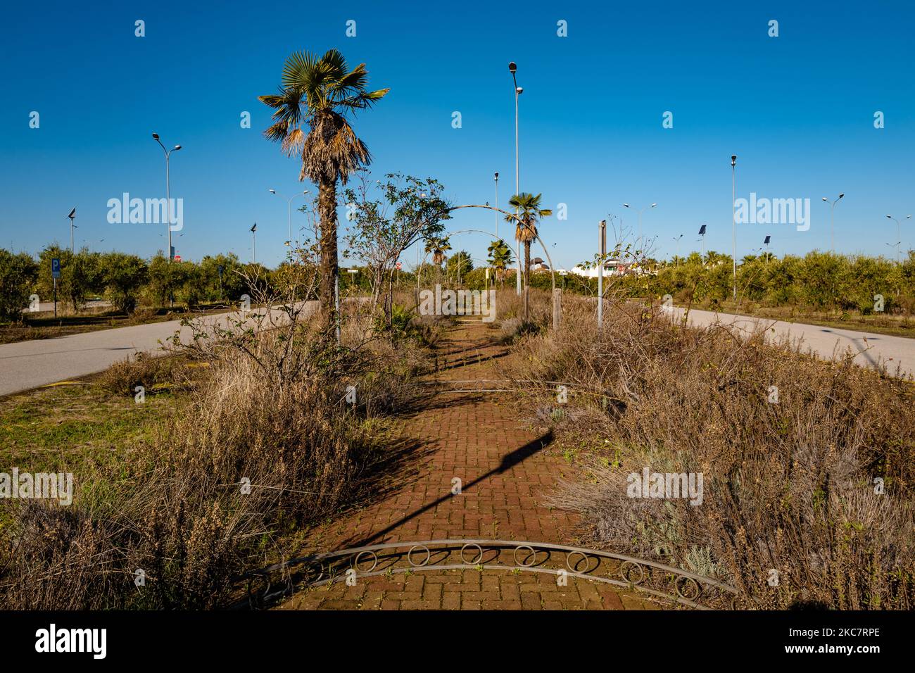 Parkplatz des Vergnügungsparks Miragica in einem Zustand der Verlassenheit nach dem Bankrott, in Molfetta, Italien am 19. Januar 2021. Miragica, der Vergnügungspark im Industriegebiet von Molfetta, ist endgültig tot, aufgrund des Bankrotts der Alfa Park Holding der Familie Zorzi, die sich jetzt in Auflösung befindet, und der Abwesenheit von Käufern, die an der Struktur interessiert sind. Miragica hatte Verluste in Höhe von 22,7 Millionen Euro angesammelt und das Nettowert war für 14,8 Millionen gegenüber Schulden in Höhe von fast 21 Millionen negativ. Molfetta sieht daher 5.000 m2 Beton und eine Wunde aus einer ökologischen statt einer wirtschaftlichen Stockfoto