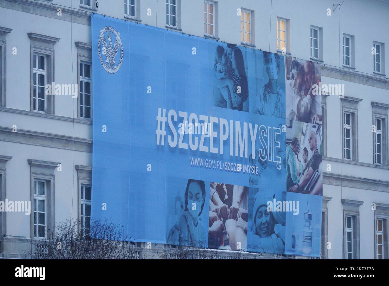 Am 19. Januar 2021 ist in Warschau, Polen, ein großes Transparent an der Fassade des Verteidigungsministeriums zu sehen, das die Menschen auffordert, sich gegen das Coronavirus impfen zu lassen. Die aktuelle Sperrfrist, die im vergangenen Jahr am 28. Dezember begann, wurde um weitere zwei Wochen bis Anfang Februar verlängert, um die Ausbreitung des Coronavirus einzudämmen. Das polnische Gesundheitssystem wurde in den letzten Monaten durch den starken Anstieg der Infektionen überfordert, doch die Unternehmer drängen sich zurück, um die Regierung zu fordern, die Vorschriften zu ändern, damit Restaurants, Fitnessstudios, Hotels und andere Unternehmen aufgrund dessen geöffnet werden können Stockfoto