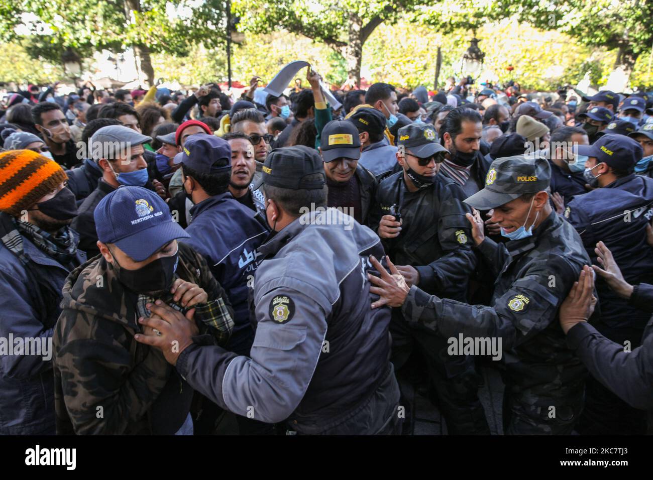 Demonstranten, die am 19. Januar 2021 in der tunesischen Hauptstadt Tunis an einer Anti-Regierungsdemonstration auf der Avenue Habib Bourguiba teilgenommen haben, um gegen die Regierung des Premierministers Hichem Mechichi zu protestieren, Und zur Unterstützung der Protestbewegungen, die Tunesien in mehreren Städten über Nacht in den vergangenen Tagen getroffen haben. Demonstranten prallten mit den Sicherheitskräften zusammen, die Tränengas abfeuerten und Pfefferspray verwendeten, um sie zu zerstreuen. Sie forderten auch die Freilassung von Jugendlichen, die während der letzten Proteste von der Polizei verhaftet wurden, und verurteilten die hohen Kosten Stockfoto