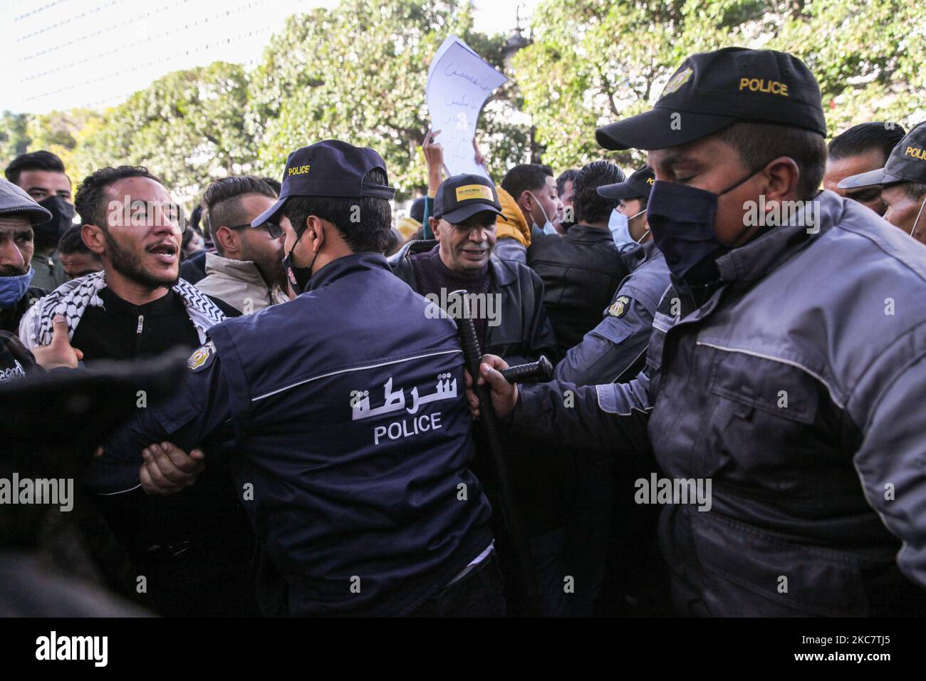 Demonstranten, die am 19. Januar 2021 in der tunesischen Hauptstadt Tunis an einer Anti-Regierungsdemonstration auf der Avenue Habib Bourguiba teilgenommen haben, um gegen die Regierung des Premierministers Hichem Mechichi zu protestieren, Und zur Unterstützung der Protestbewegungen, die Tunesien in mehreren Städten über Nacht in den vergangenen Tagen getroffen haben. Demonstranten prallten mit den Sicherheitskräften zusammen, die Tränengas abfeuerten und Pfefferspray verwendeten, um sie zu zerstreuen. Sie forderten auch die Freilassung von Jugendlichen, die während der letzten Proteste von der Polizei verhaftet wurden, und verurteilten die hohen Kosten Stockfoto