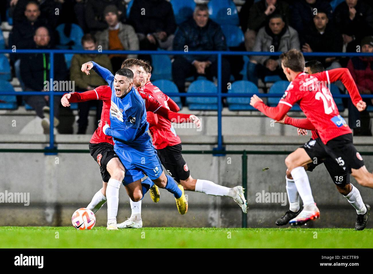 Denders Suer Barbaros Cukur Tiago und Rwdms Florian Yves Le Joncour im Einsatz bei einem Fußballspiel zwischen FCV Dender EH und RWD Molenbeek, Freitag, 04. November 2022 in Denderleeuw, am 12. Tag der 'Challenger Pro League' 1B. Division der belgischen Meisterschaft 2022-2023. BELGA FOTO TOM GOYVAERTS Stockfoto