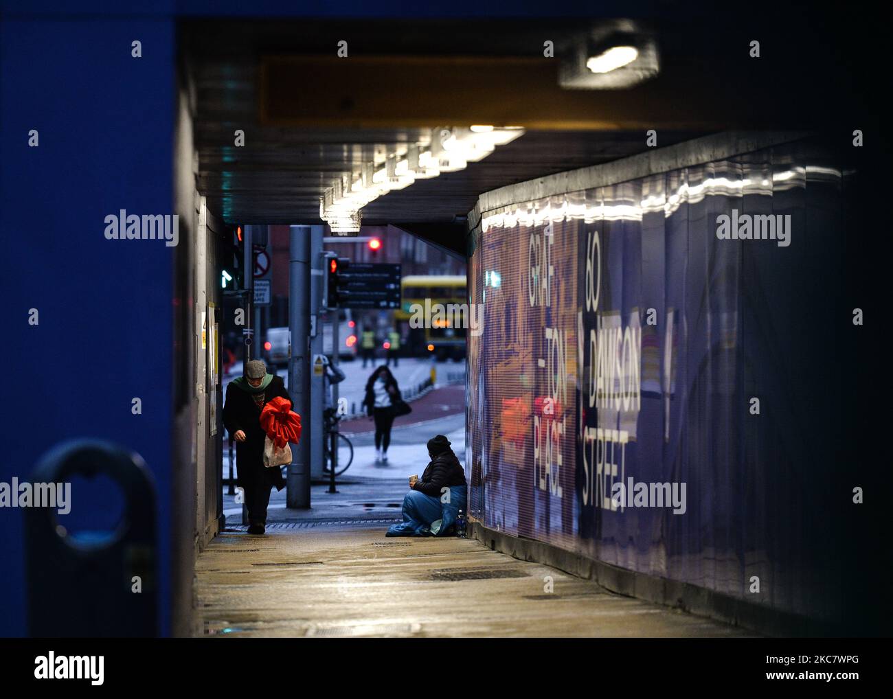 Ein Bettler, der während der Covid-19-Sperre auf Ebene 5 im Stadtzentrum von Dublin gesehen wurde. Am Mittwoch, den 20. Januar 2021, in Dublin, Irland. (Foto von Artur Widak/NurPhoto) Stockfoto