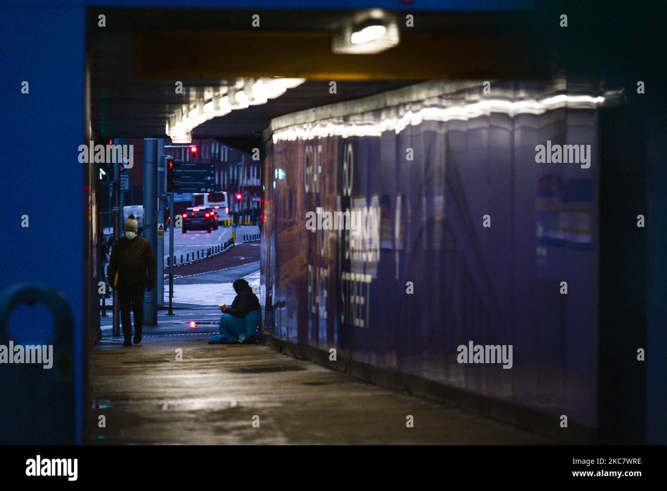 Ein Bettler, der während der Covid-19-Sperre auf Ebene 5 im Stadtzentrum von Dublin gesehen wurde. Am Mittwoch, den 20. Januar 2021, in Dublin, Irland. (Foto von Artur Widak/NurPhoto) Stockfoto