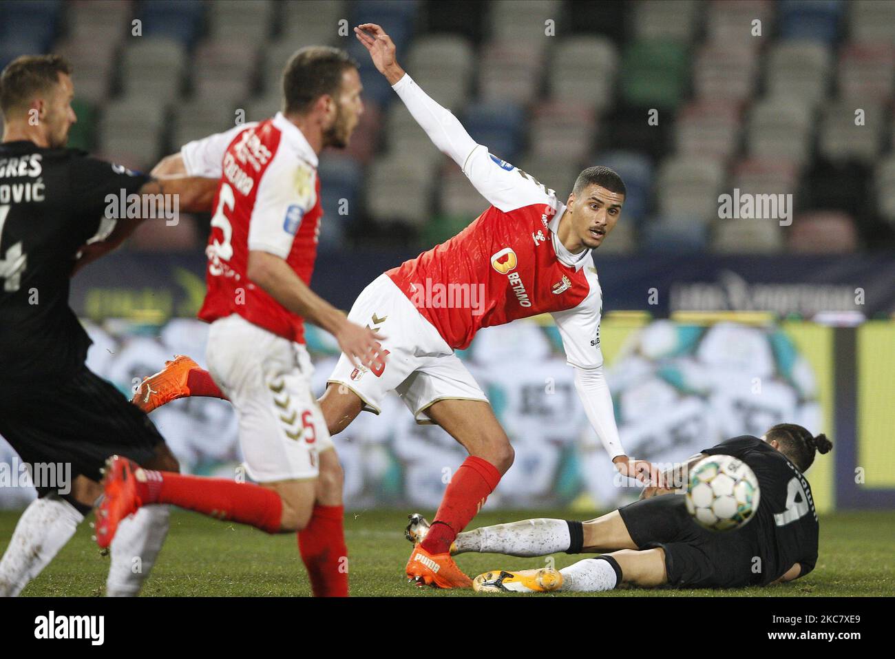 David Carmo verklagt Darwin NuÃ±ez während des Halbfinalspiels zwischen SL Benfica und Braga im EstÃ¡dio Municipal de Leiria, Leiria, Portugal 20, Jan 2021 (Foto: JoÃ£o Rico/NurPhoto) Stockfoto