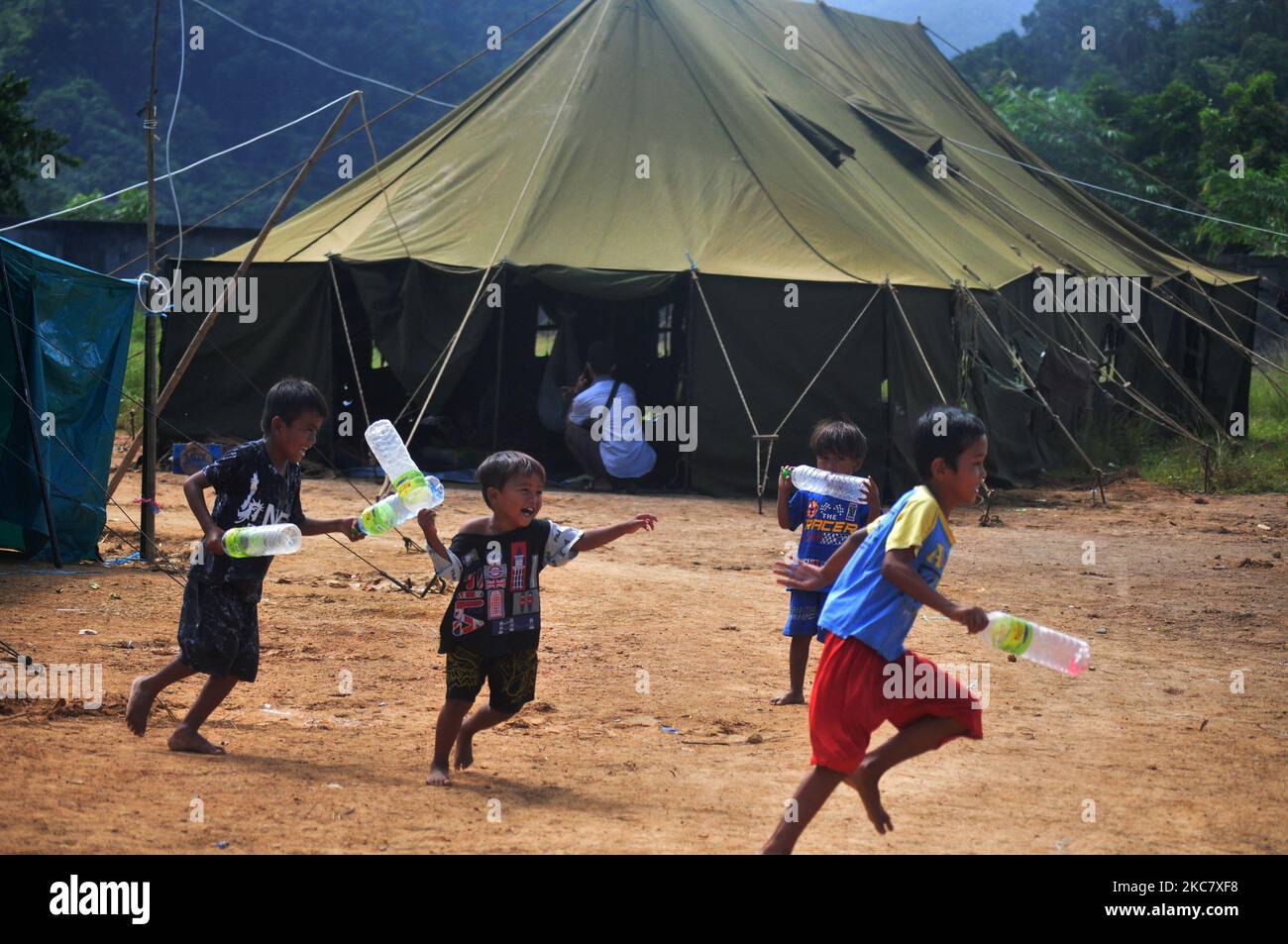 Überlebende von Kindern spielen am Mittwoch, den 20. Januar 2021, ohne Masken zu tragen, als Gesundheitsprotokoll auf dem Juanda-Flüchtlingsposten im Bezirk Mamuju, Mamuju Regency, Provinz West Sulawesi. Im Zeitalter der Pandemie gehören Kinder und ältere Menschen zu den Gruppen, die als sehr anfällig für den Anfall des Corona-Virus eingestuft werden. (Foto von Faldi Muhammad/NurPhoto) Stockfoto