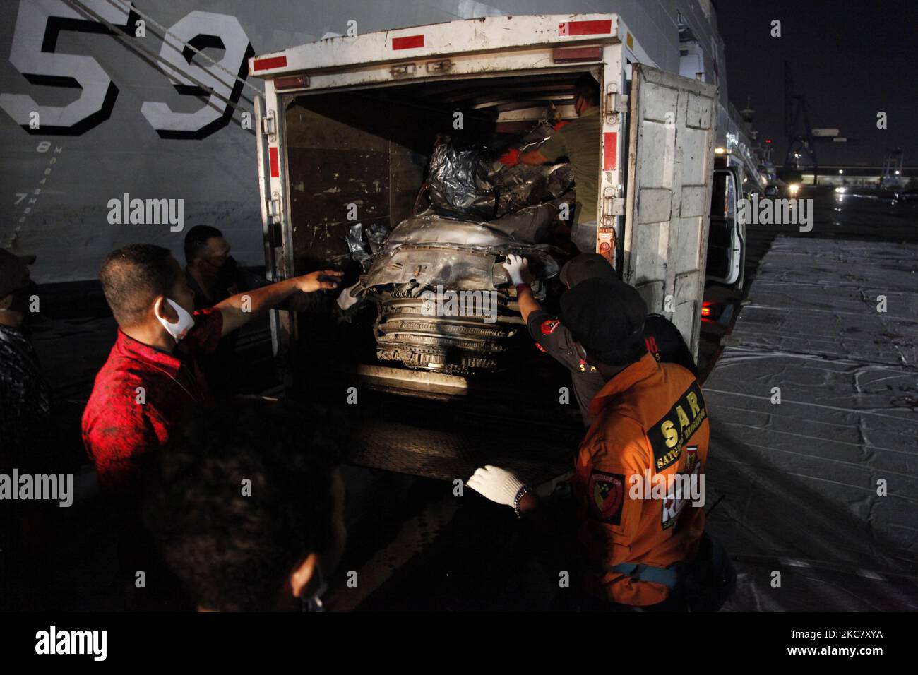 Gemeinsame SAR-Offiziere laden die Wracks des abgestürzten Sriwijaya Air-Fluges SJ182 in den LKW, um am letzten Tag des SAR-Betriebs im Hafen von Tanjung Priok, Jakarta, zum National Transportation Safety Commmite Office zu 21 transportieren. 2021 Das indonesische Ministerium für Verkehr und nationale Such- und Rettungsbehörde unterbrach offiziell den SAR-Betrieb des Boeing 737-500 Sriwijaya Air-Fluges SJ182, der vor der Küste von Jakarta Minuten nach dem Start vom internationalen Flughafen Soekarno Hatta am 9. Januar in die Java-See stürzte. (Foto von Aditya Irawan/NurPhoto) Stockfoto