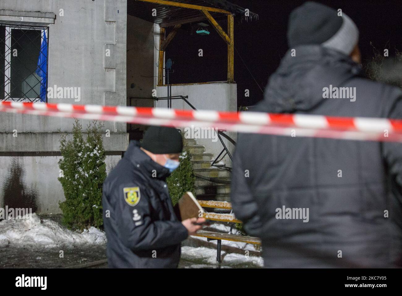 Polizei am 21. Januar 2021 am Ort des Brandes in Charkiw, Ukraine. Ein Brand in einem privaten Pflegeheim in der ukrainischen Stadt Charkiw tötete am Donnerstag 15 Menschen und verletzte fünf weitere, sagten Beamte. (Foto: Pavlo Pachomenko/NurPhoto) Stockfoto