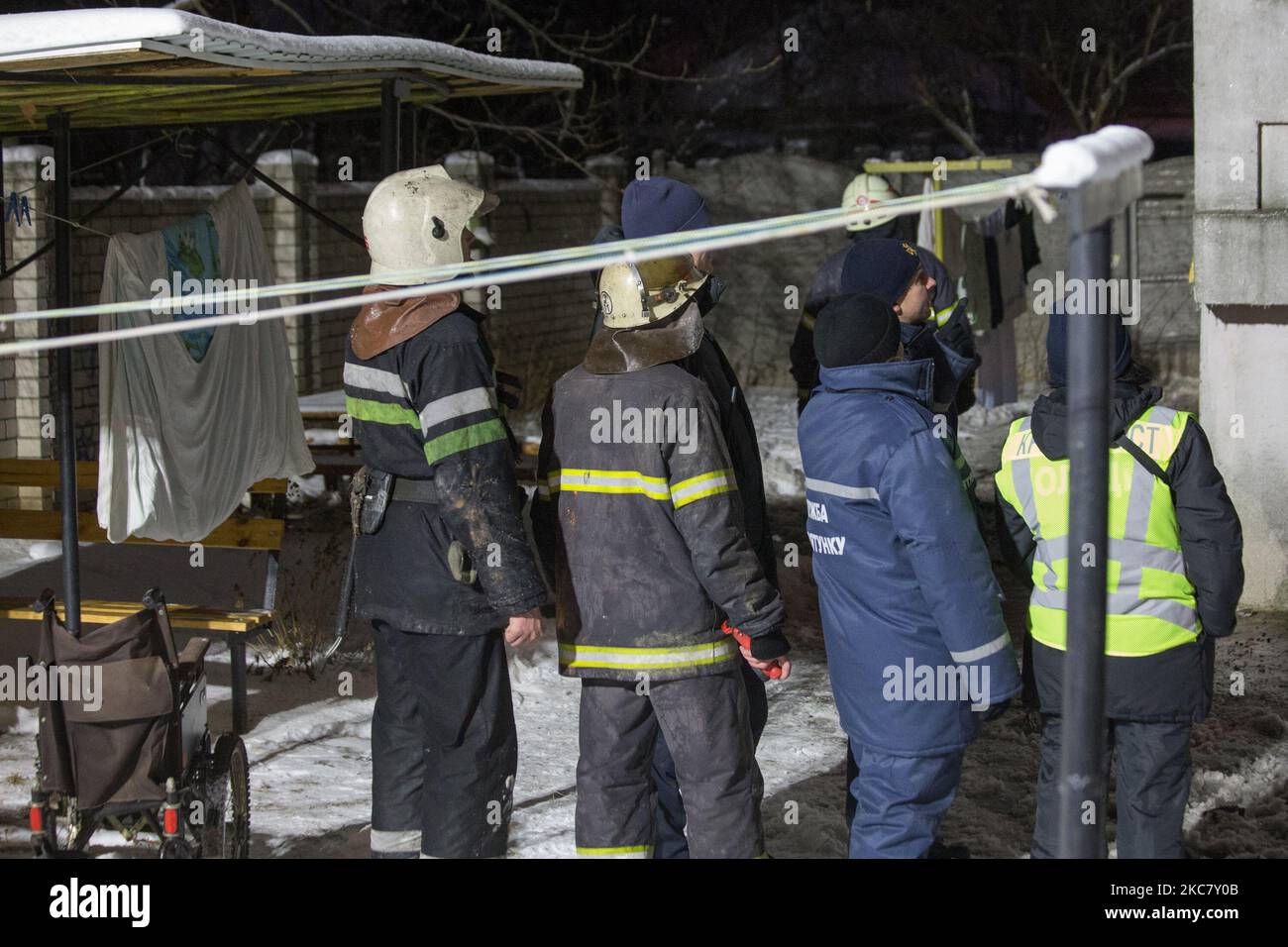 Feuerwehrleute in der Nähe des Hauses, in Charkiw, Ukraine, am 21. Januar 2021. Ein Brand in einem privaten Pflegeheim in der ukrainischen Stadt Charkiw tötete am Donnerstag 15 Menschen und verletzte fünf weitere, sagten Beamte. (Foto: Pavlo Pachomenko/NurPhoto) Stockfoto